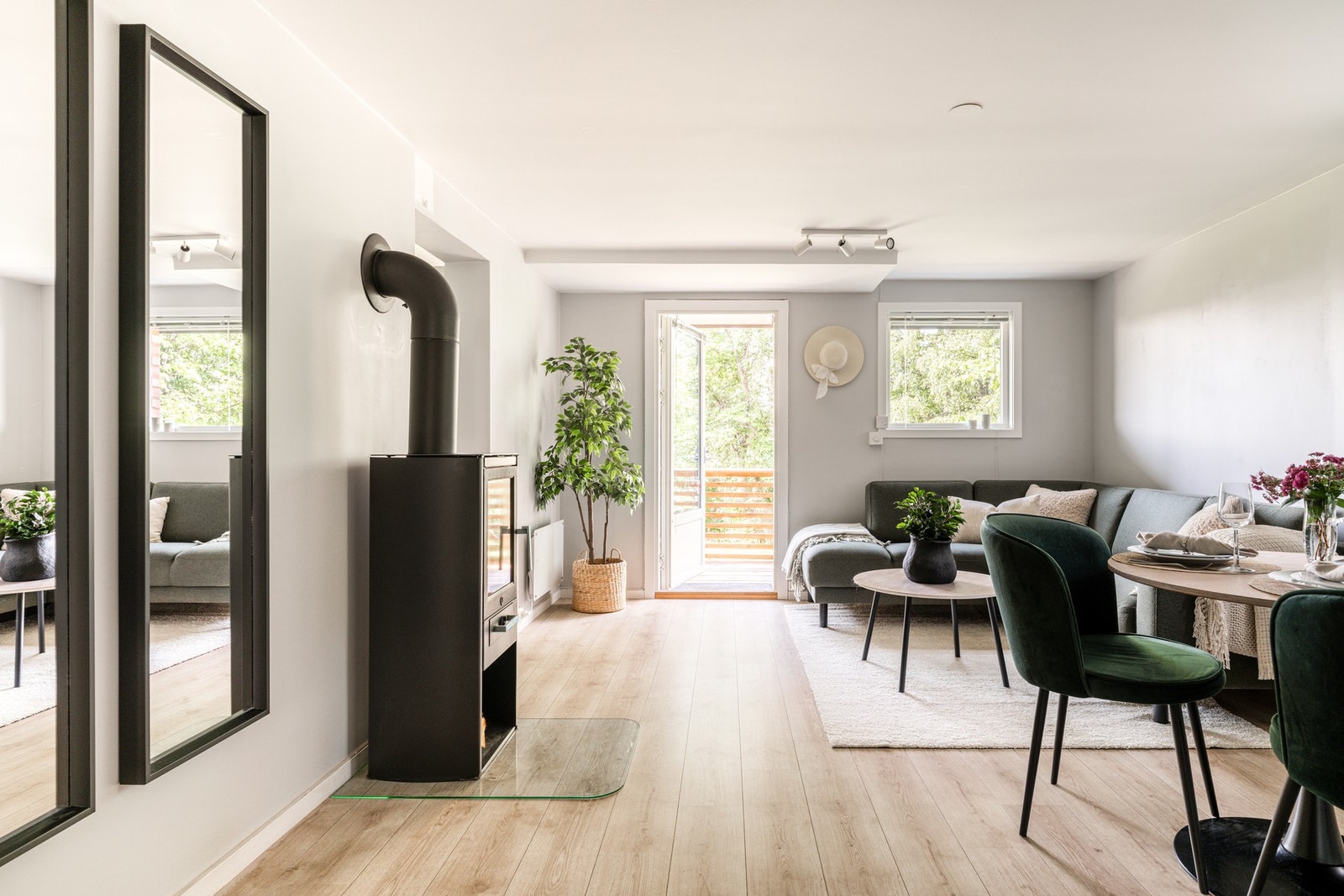 Stuen er lys med store vindusflater som sørger for gode lysforhold. Galleribilde