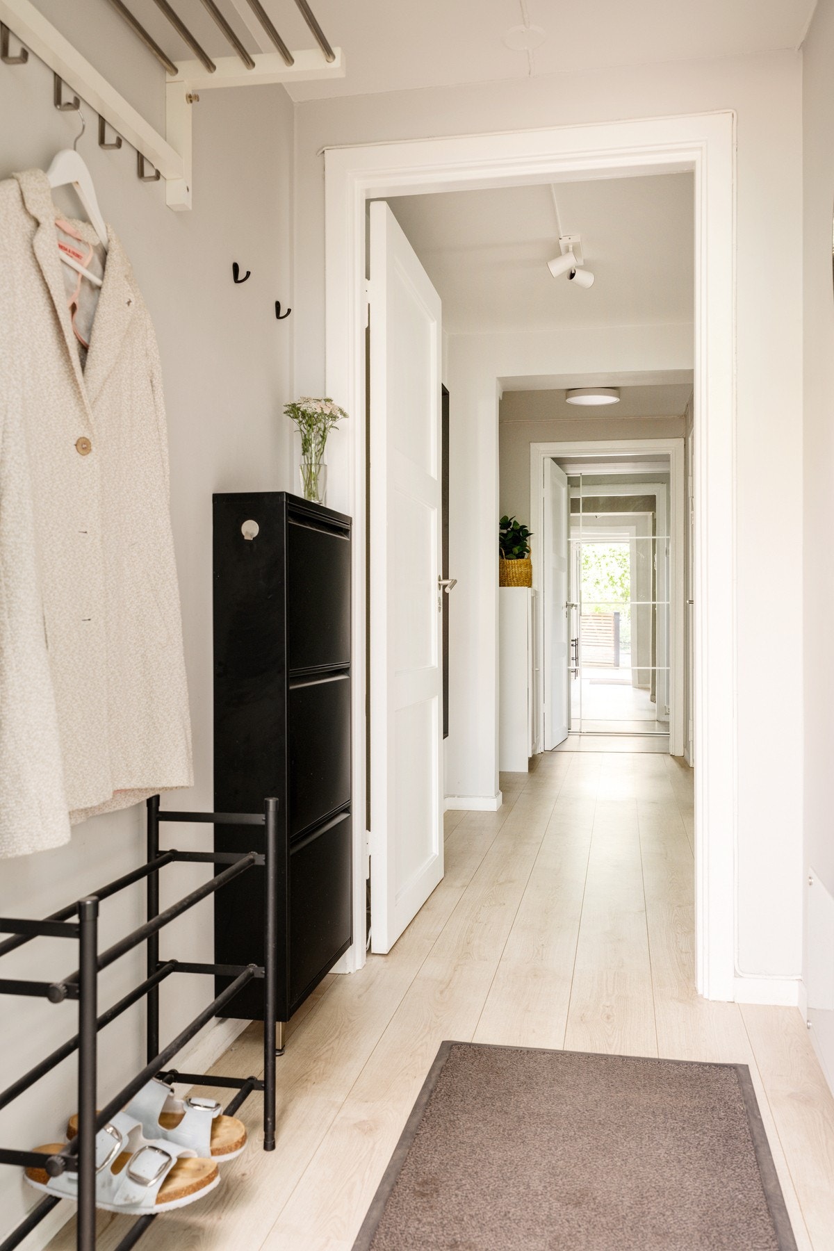 Praktisk entré med plass til oppheng og oppbevaring. Galleribilde