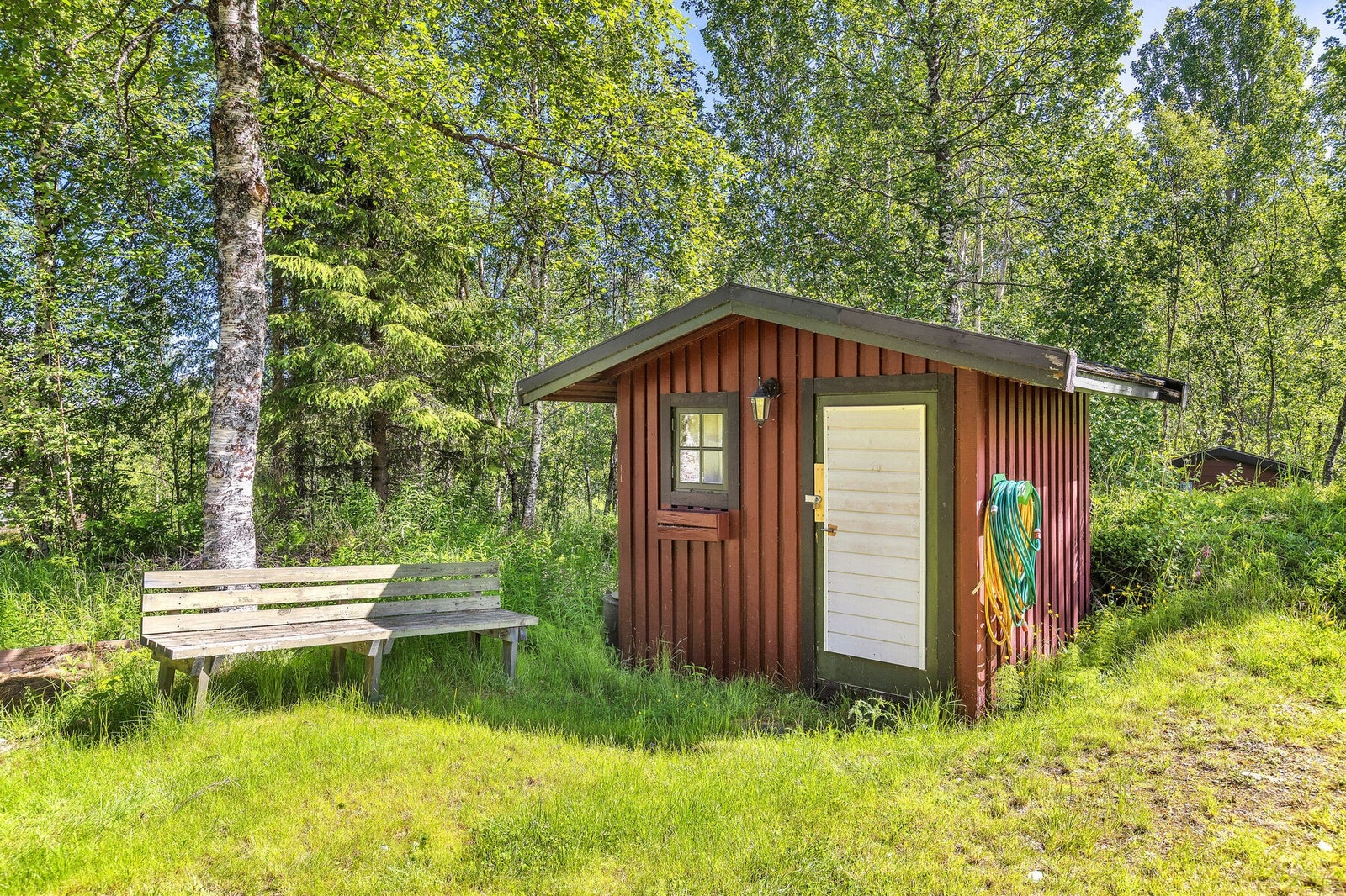 Uthus fra 1975 med to avdelte rom og innlagt strøm. Galleribilde