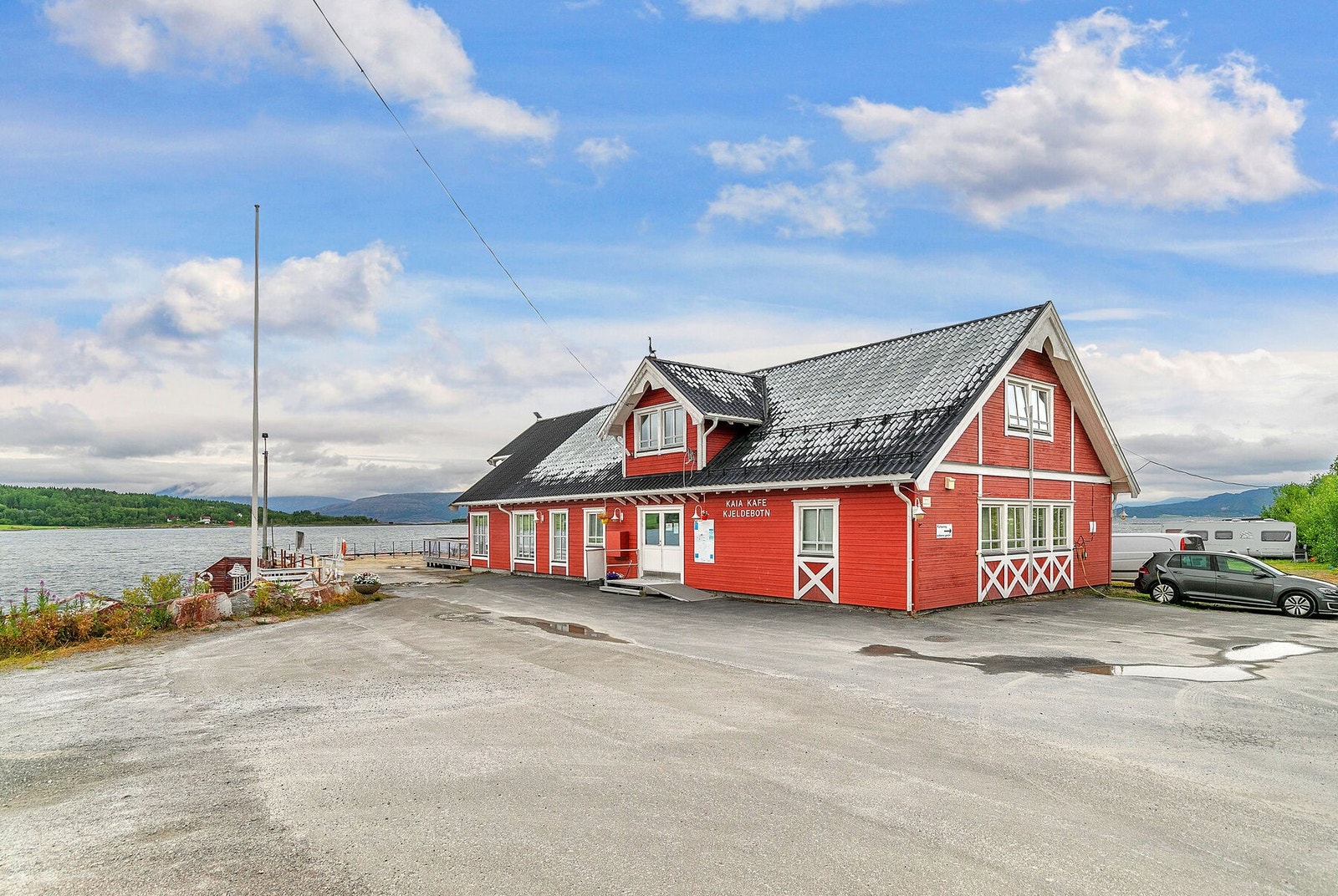 I nærliggende Kjeldebotn finner man også småbåthavn og Kaia Café. Galleribilde