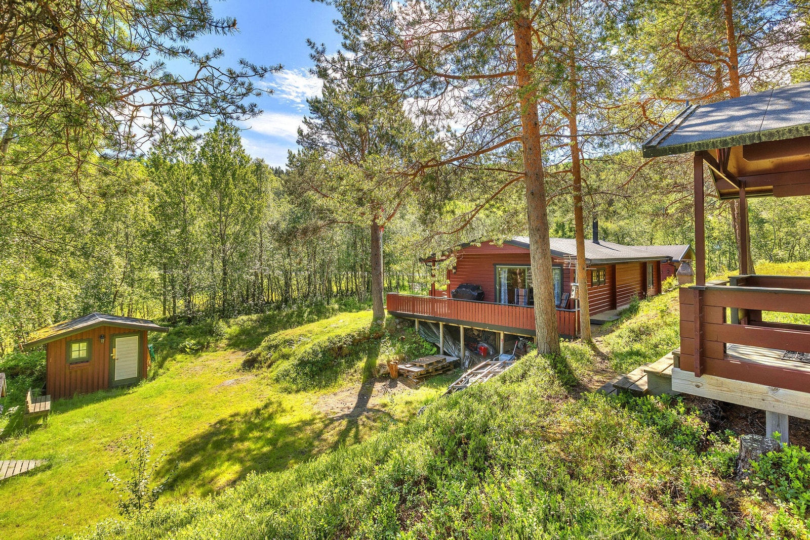 Eiendommen ligger idyllisk til, omgitt av skog og natur. Galleribilde