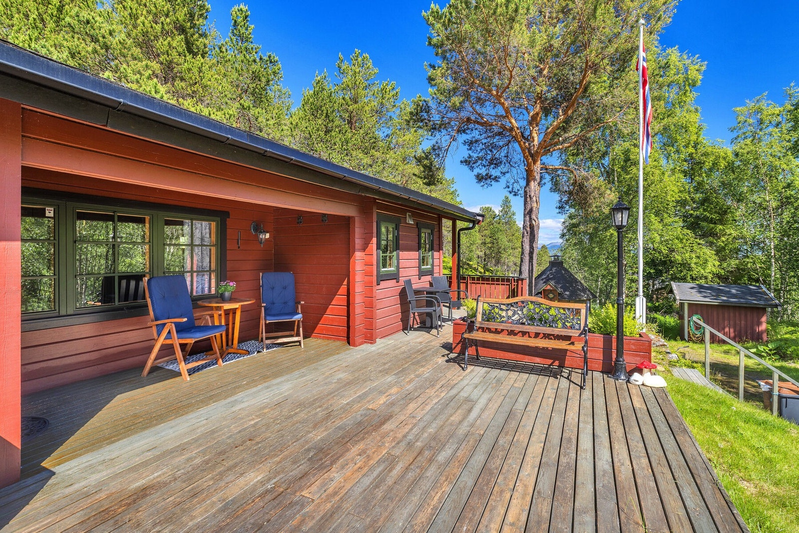 Den store verandaen gir rikelig med plass for utemøbler og sosiale sammenkomster. Galleribilde