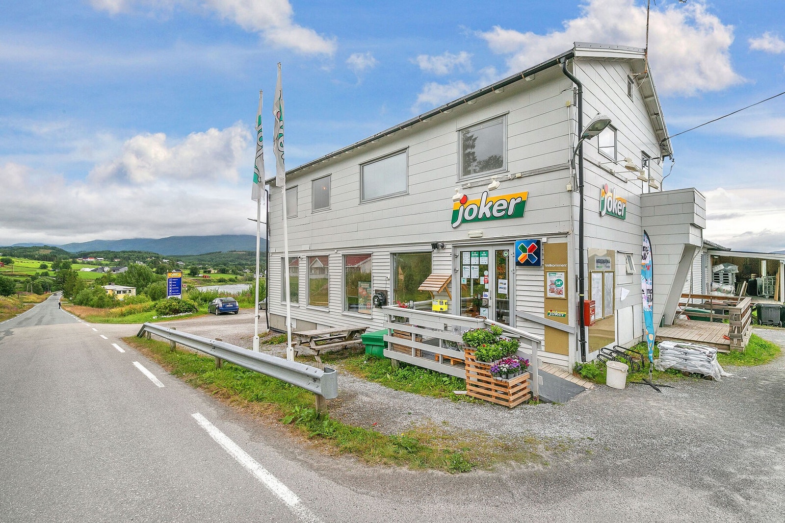 Nærmeste dagligvare er Joker Kjeldebotn, ca. 5 minutter unna med bil. Galleribilde