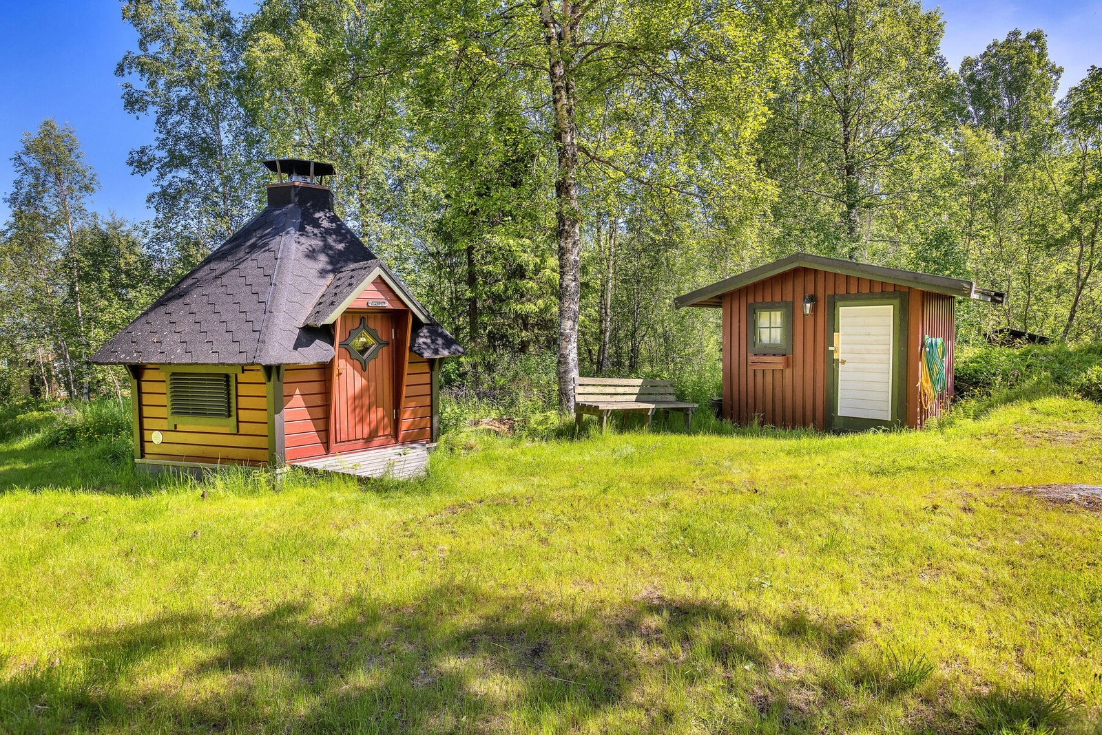 Badstuen og uthuset ligger praktisk plassert på tomten. Galleribilde