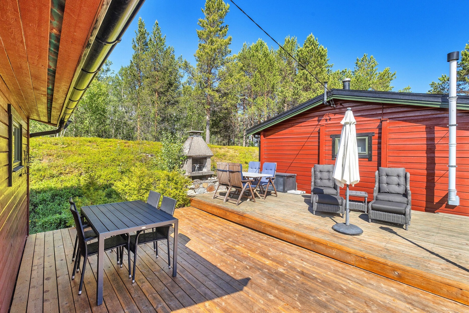 Uteplassen er utstyrt med en solid, murt utepeis. Galleribilde