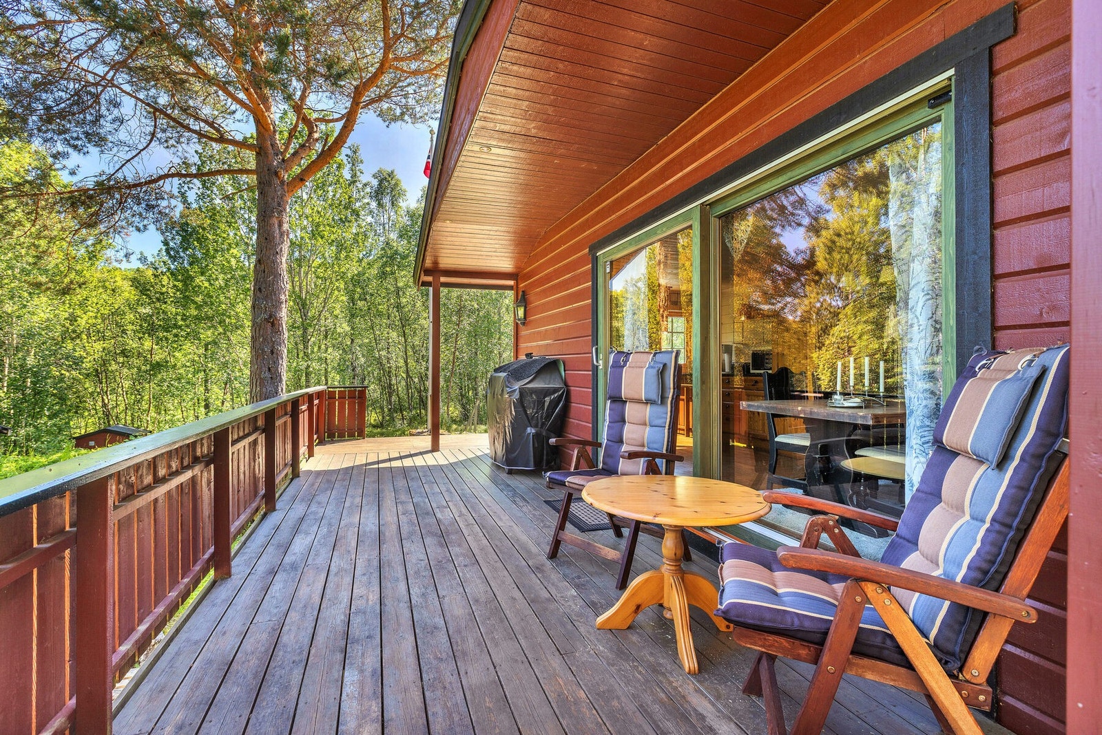 En hyggelig krok på verandaen, perfekt for morgenkaffen. Galleribilde