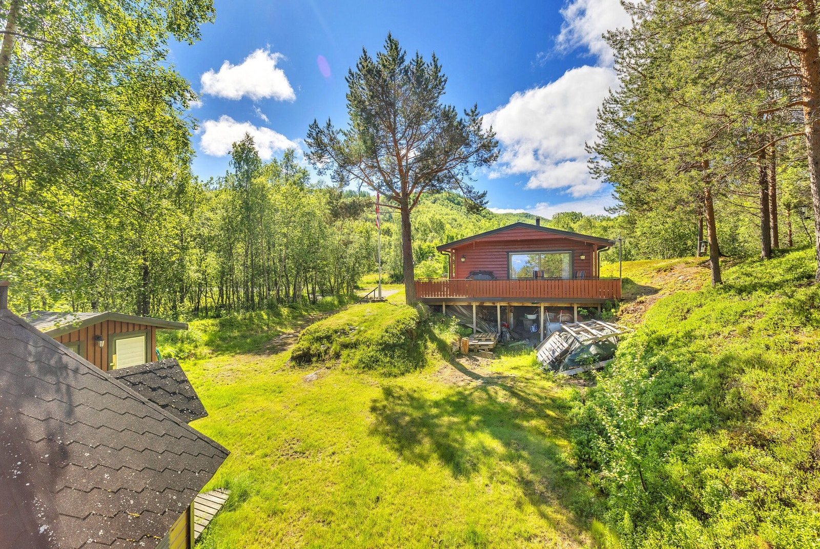 Utsikt fra baksiden av eiendommen. Galleribilde