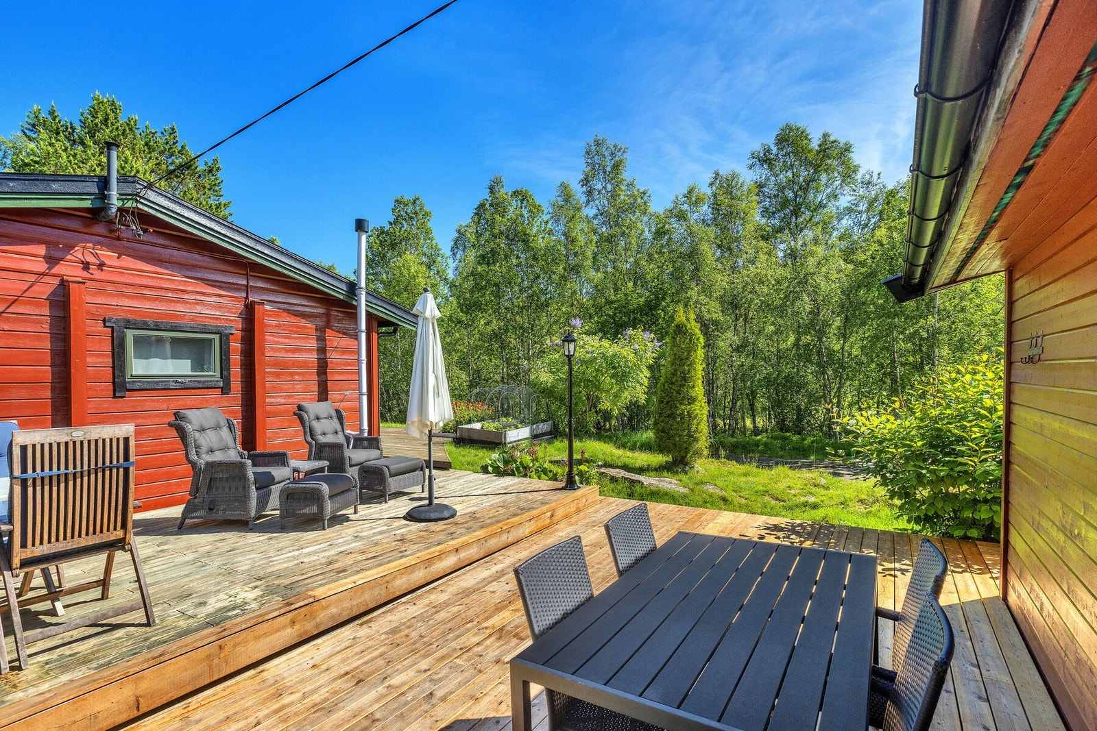 Her er det god plass til både spisebord og en egen sittegruppe. Galleribilde