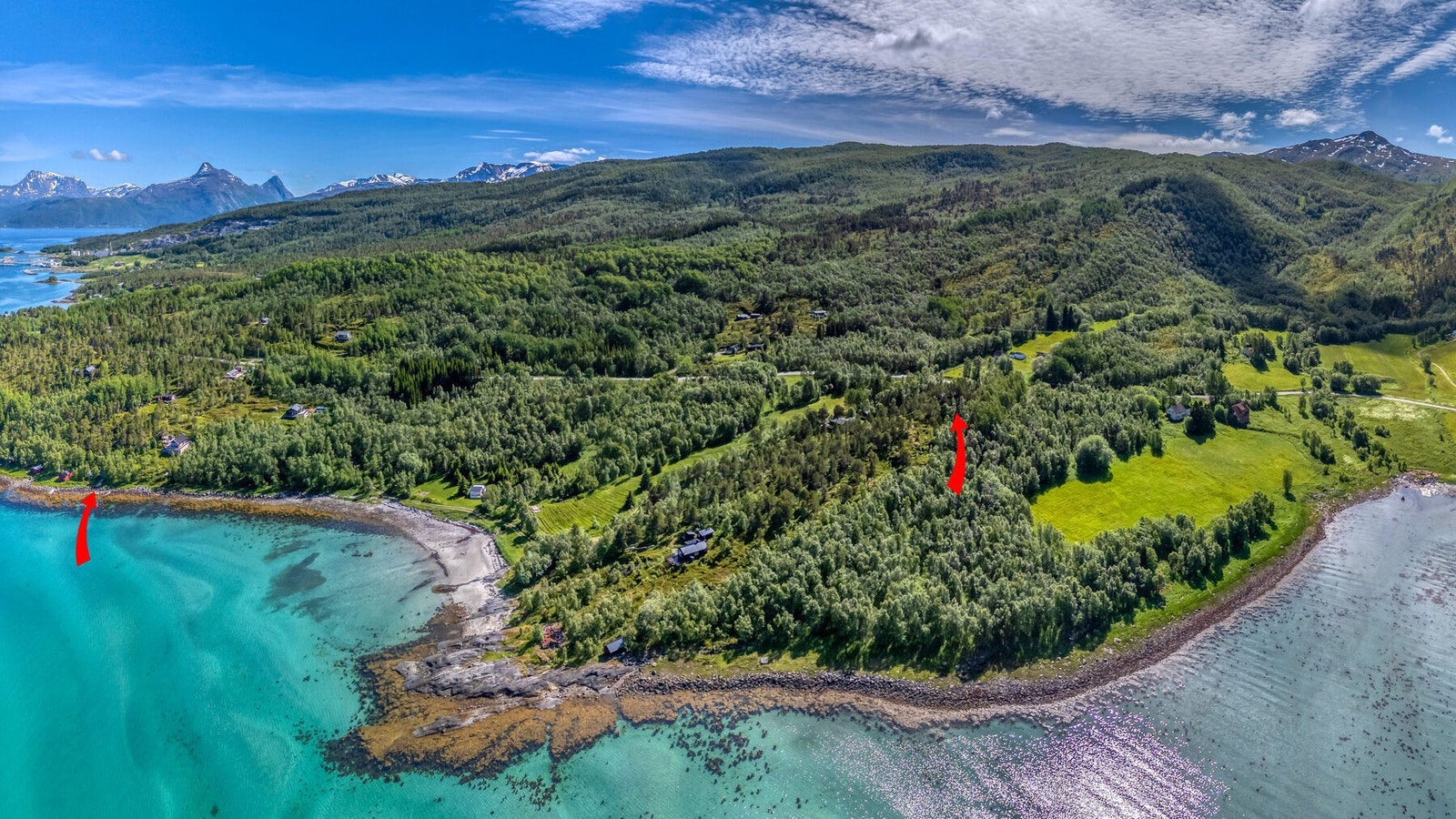 Her ser man plasseringen av hytta (høyre) og naustet (venstre). Galleribilde