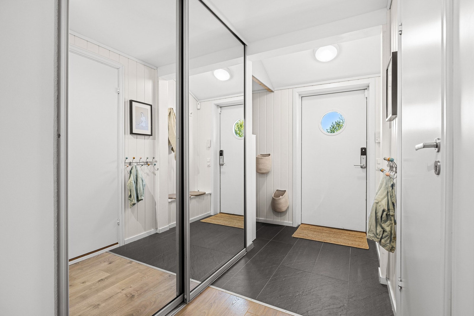Skyvedørsgarderobe med speilfronter og god plass til å henge fra seg klær og utstyr. Galleribilde