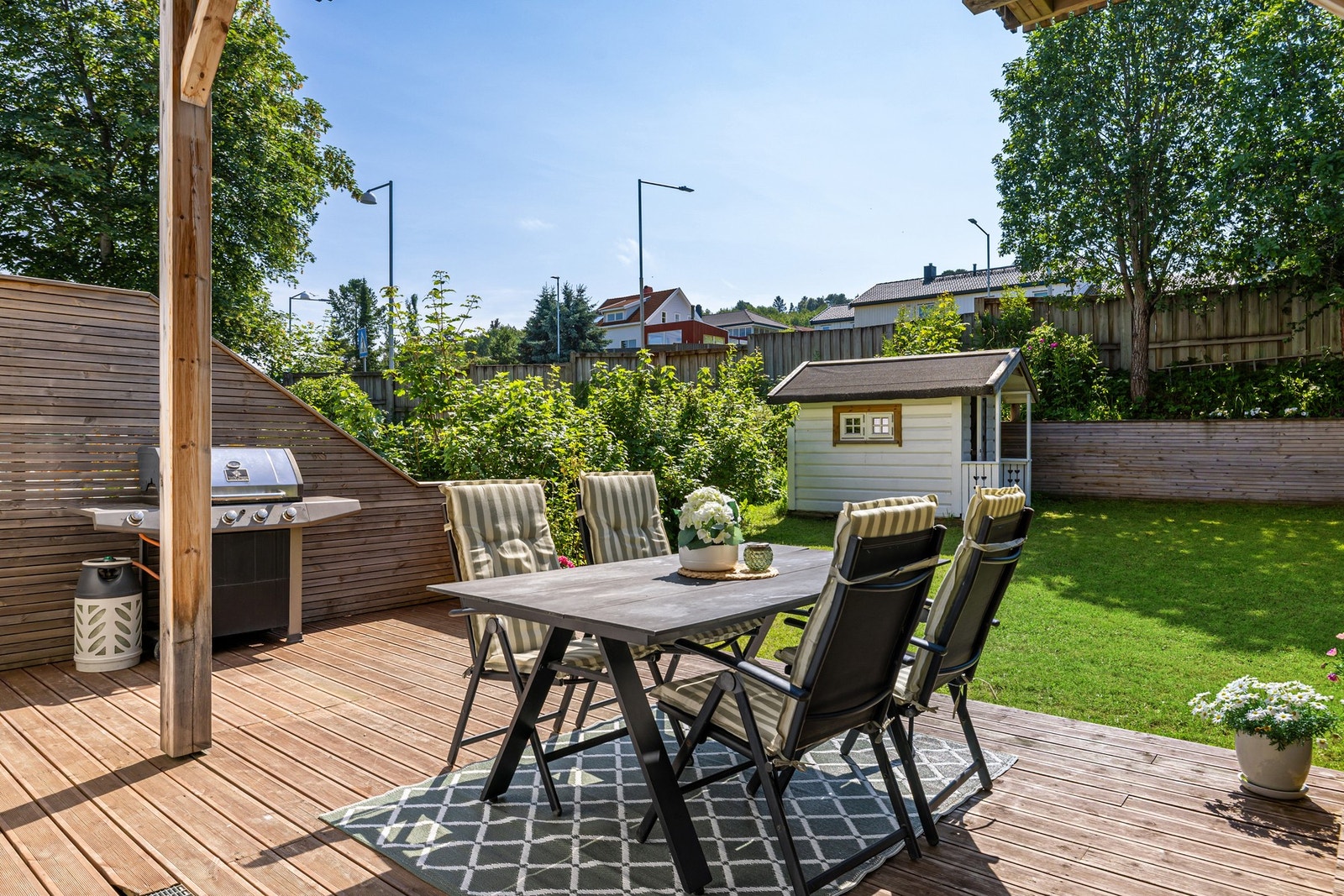 Fra 1.etasjen har du utgang til boligens herlige markterrasse. Galleribilde