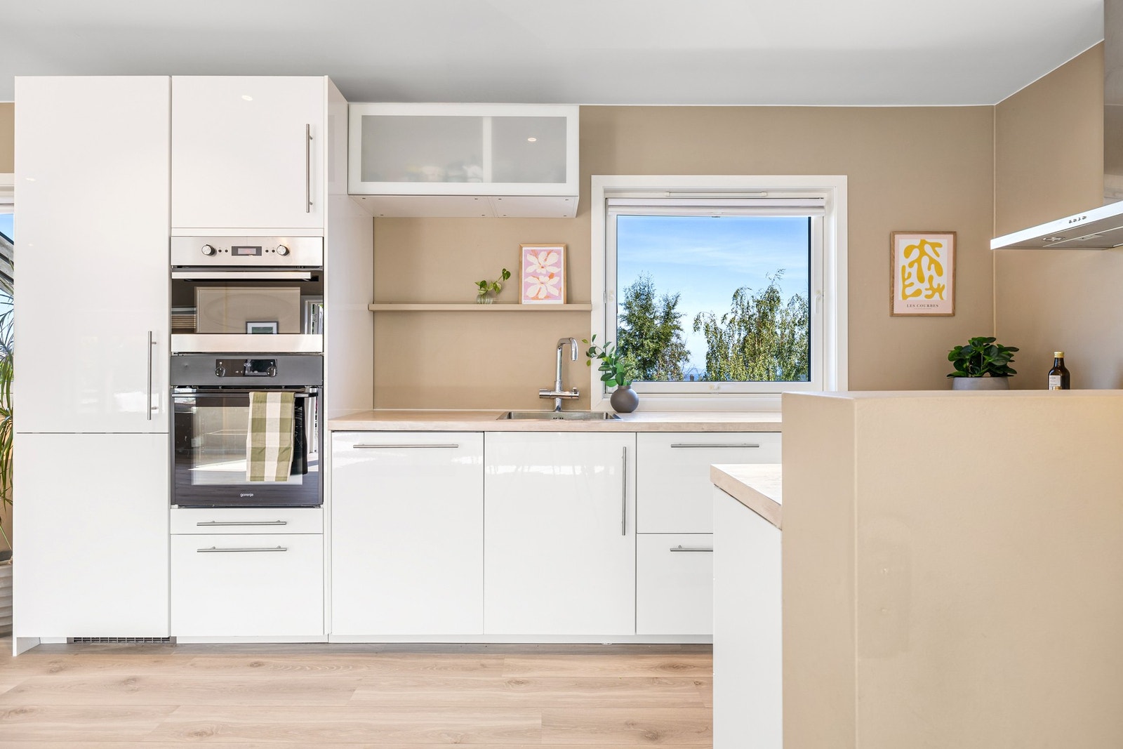 Kjøkkenet er i tillegg utstyr med komfyrvakt og Quooker for umiddelbart kokende vann i springen. Galleribilde