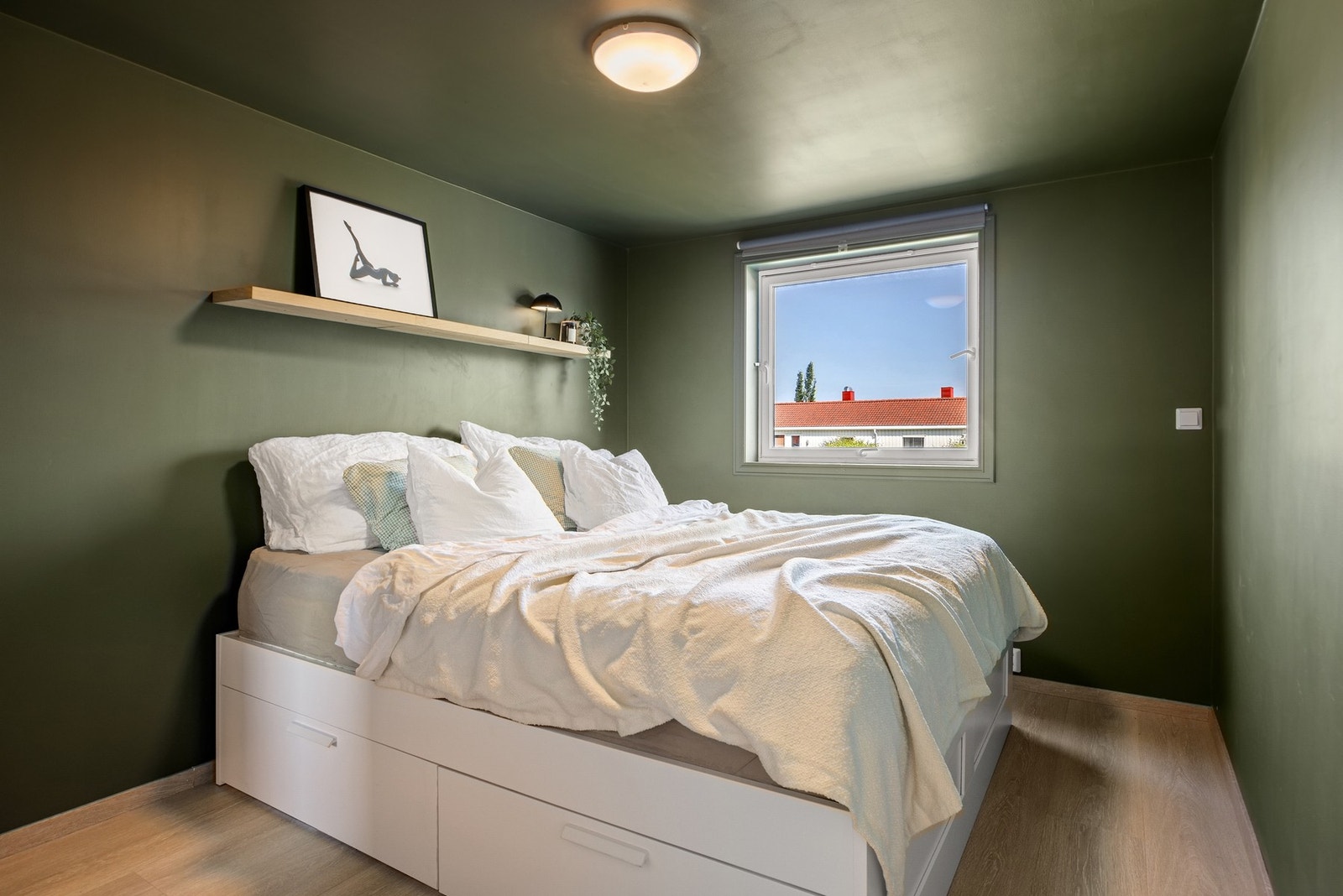 Soverom (4) i 1.etasjen er på gode 11,5² med god plass til ønsket soveromsmøblement. Galleribilde
