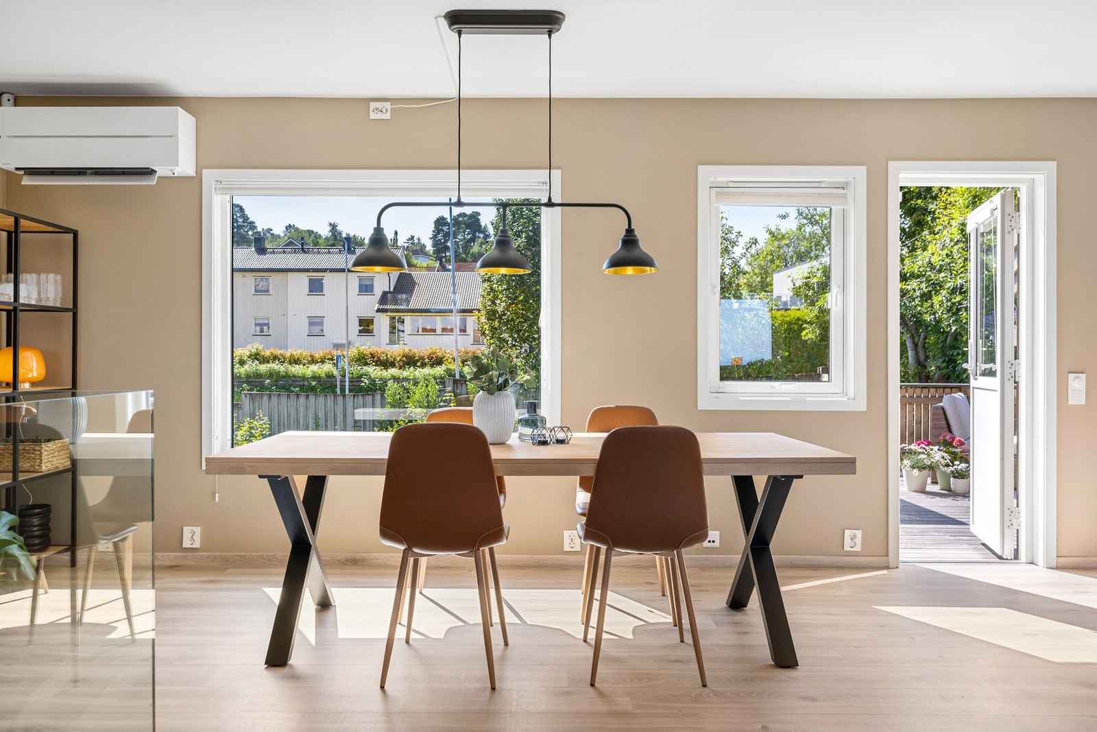 Fra stuen har du direkte utgang til den herlige altanen. Galleribilde