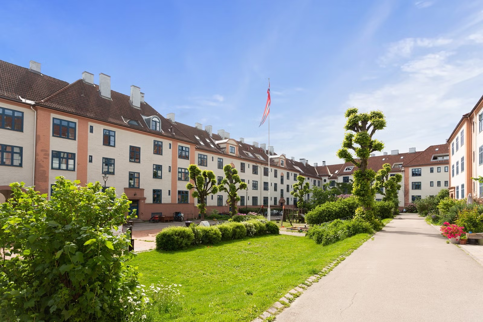 'Tysklandsgården' er et stort og trygt borettslag bestående av 129 boliger, som sikrer stabile og gode boforhold. Galleribilde