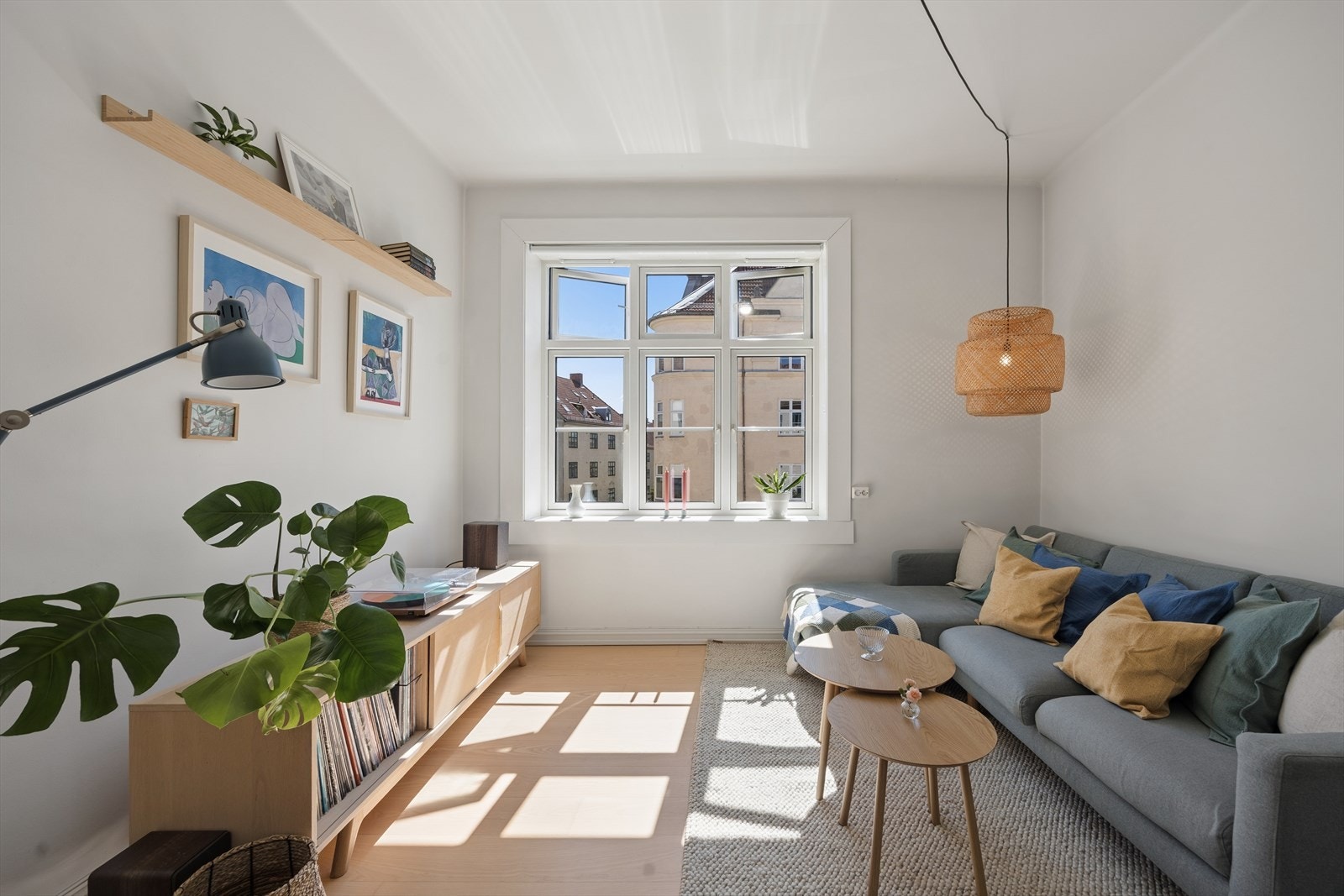 Her er det naturlige soner for både avslapning og hyggelige måltider med venner og familie. Galleribilde