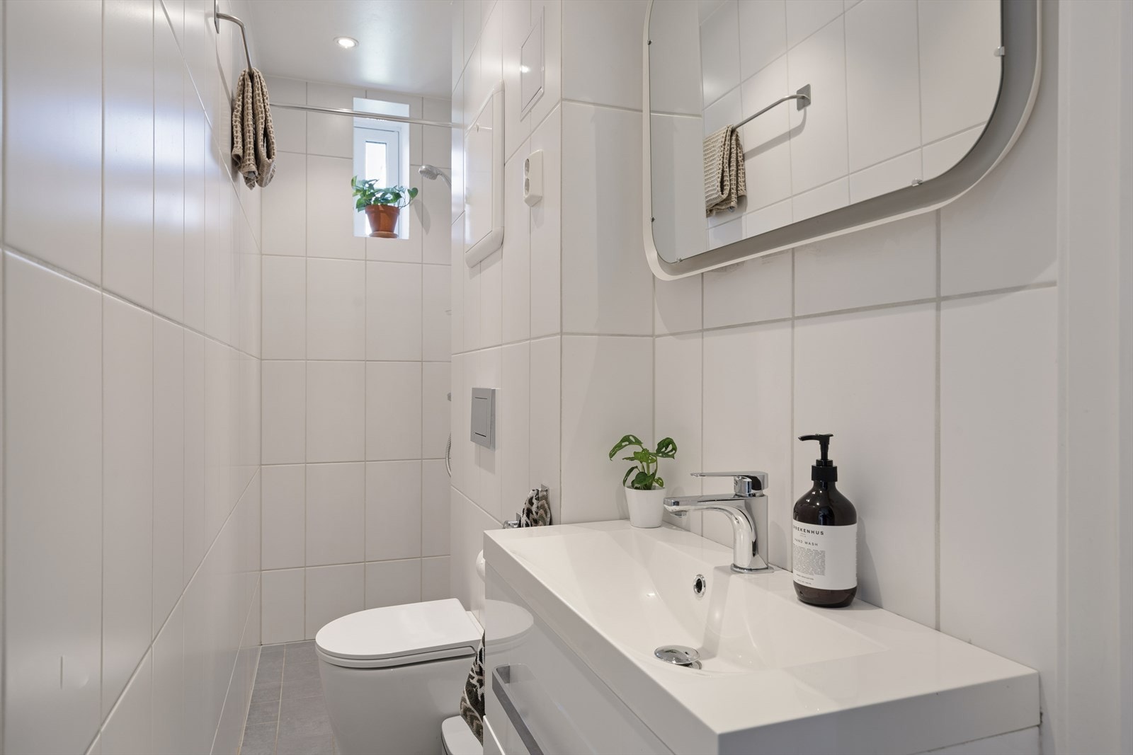 Badet ble etablert i 2015 og fremstår som lyst og delikat med tidsriktige overflater. Praktisk servantinnredning gir god oppbevaringsplass og bidrar til et ryddig uttrykk. Galleribilde