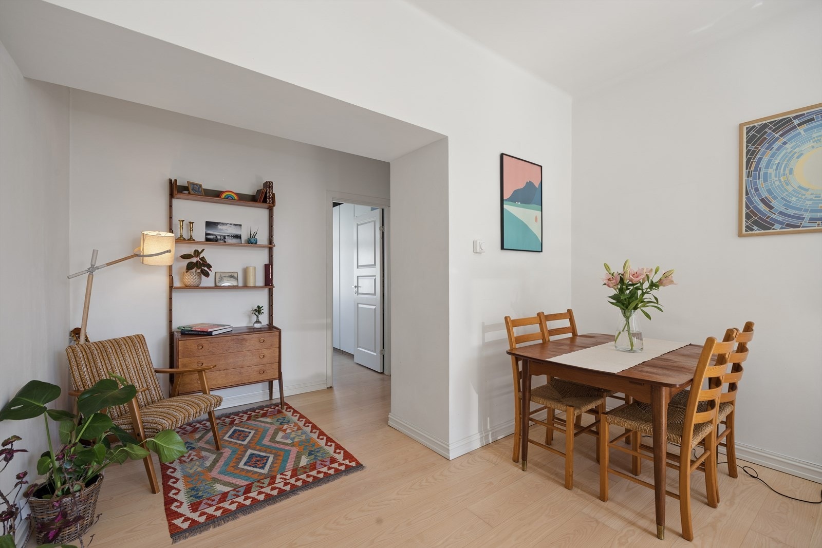 De lyse overflatene og den åpne følelsen gjør dette til et trivelig oppholdsrom for både hverdag og sosiale sammenkomster. Galleribilde