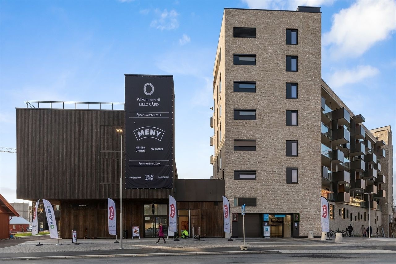 Kort vei til Storo og Nydalen som kan by på et bredt utvalg av resturanter og kafeer. Galleribilde