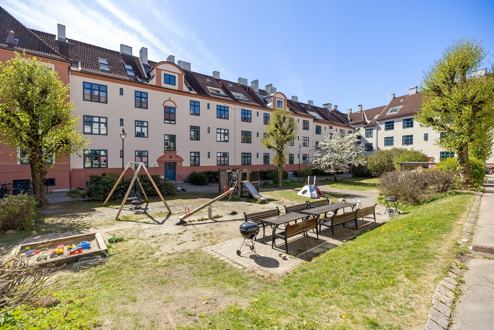 Bakgård. Galleribilde