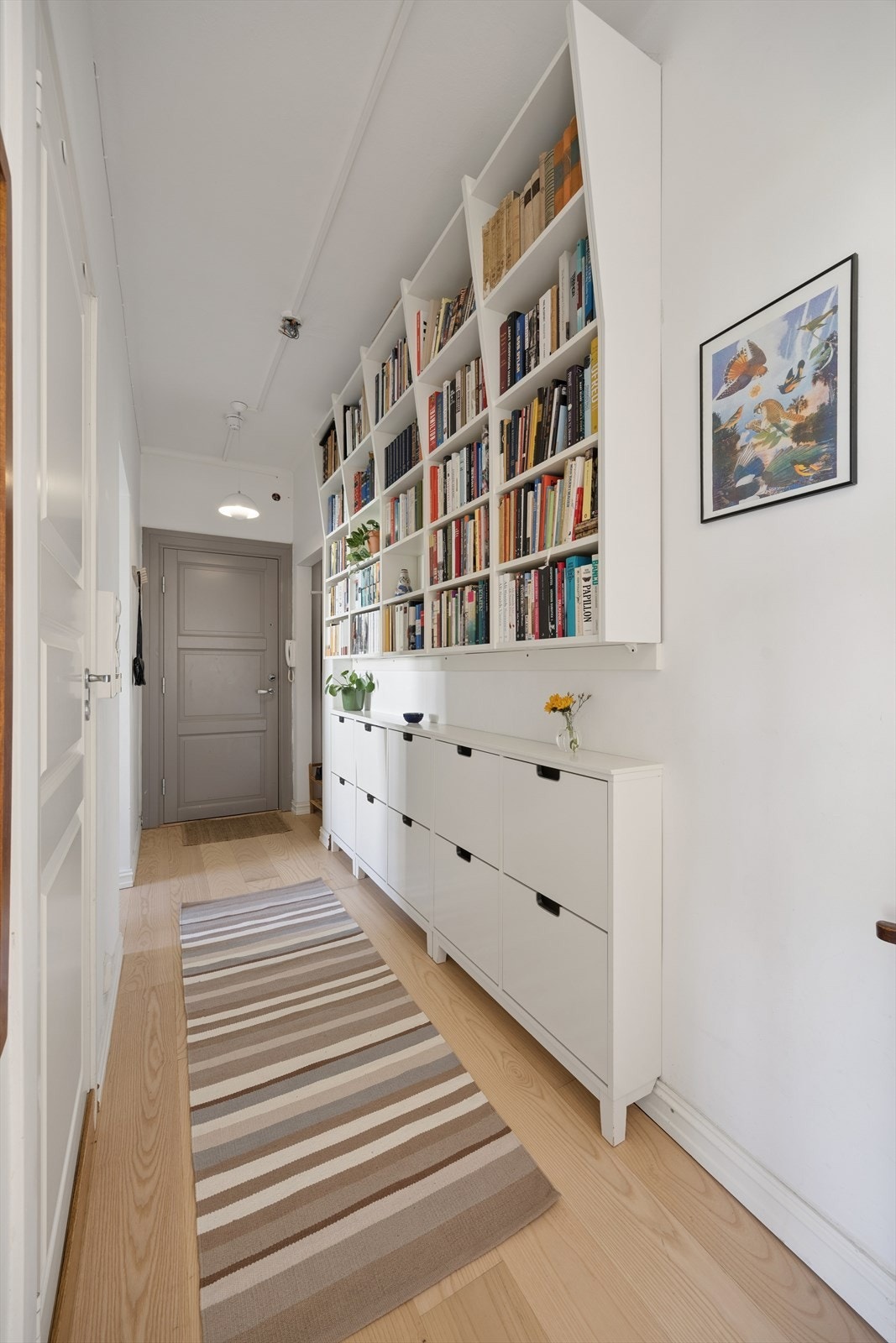 Gangen har rikelig med oppbevaringsmuligheter og god plass til yttertøy, sko og andre hverdagsbehov. En praktisk løsning som bidrar til en ryddig bolig. Galleribilde