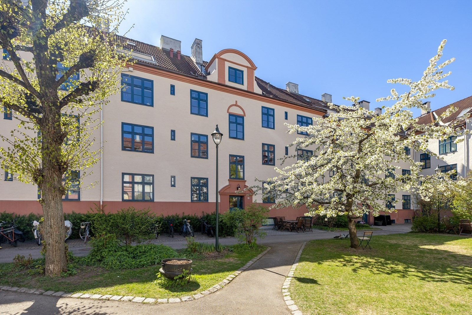 Bakgård. Galleribilde