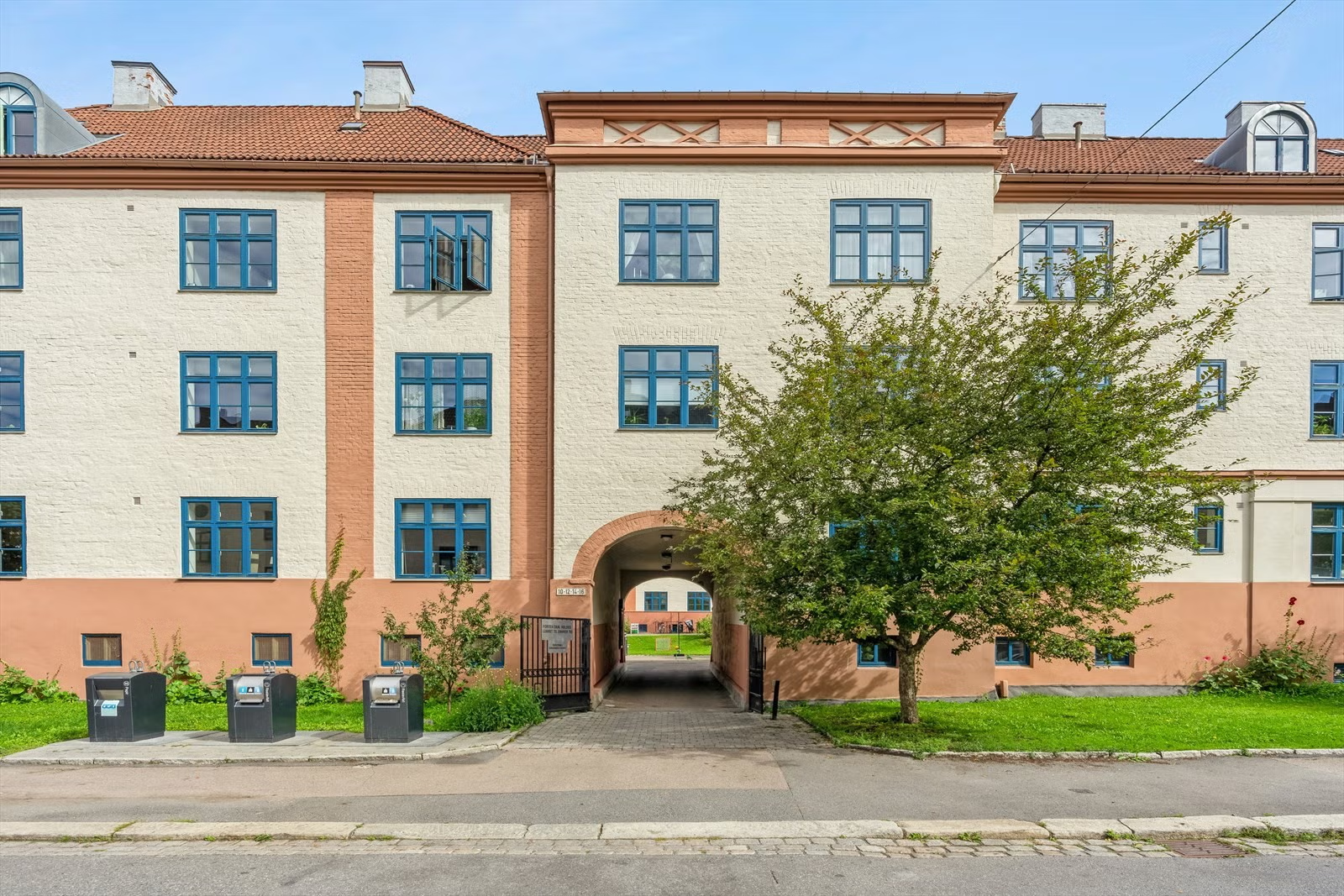 Velkommen til ettertraktede 'Tysklandsgården' med klassisk arkitektur og en parkmessig og skjermet bakgårdshage. Galleribilde
