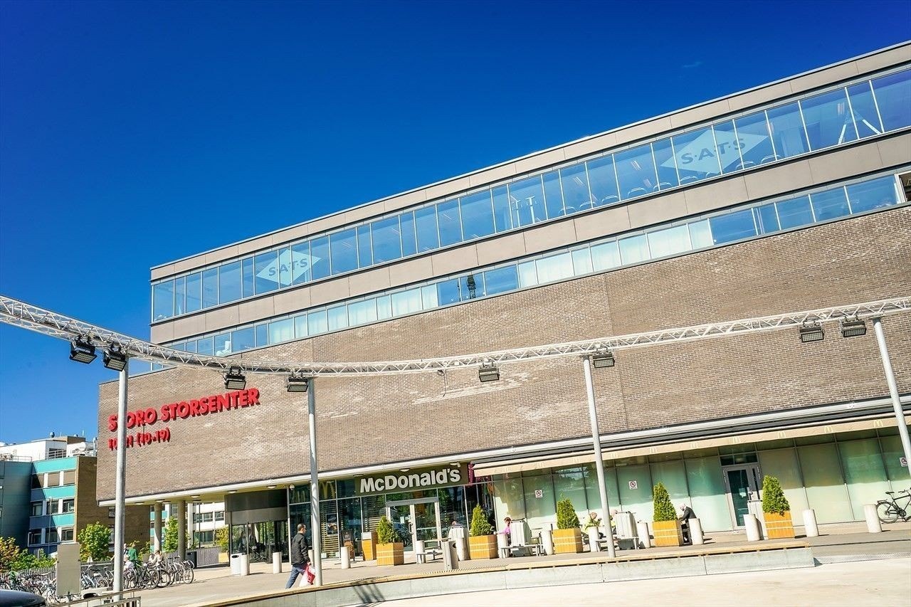Oslos største shoppingsenter ligger en kort gåtur unna leiligheten. Storo storsenter har et bredt utvalg av butikker, kafeer, restauranter, SATS mm. Galleribilde