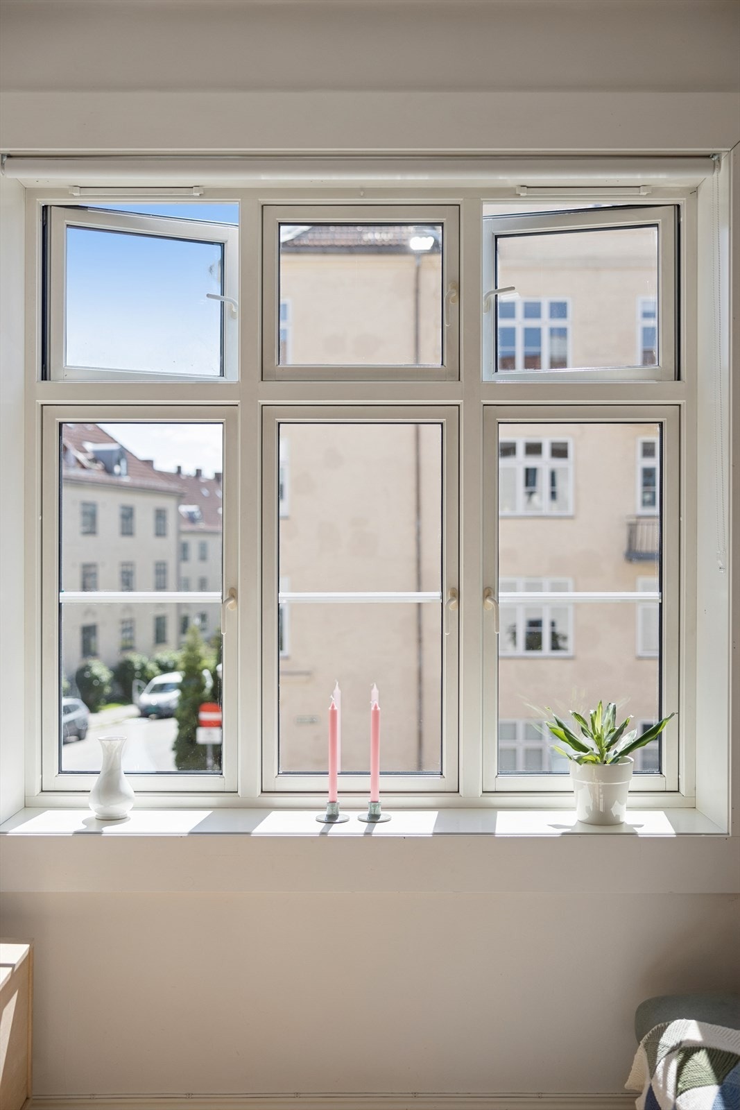 Store vinduer som slipper inn rikelig med dagslys. Galleribilde