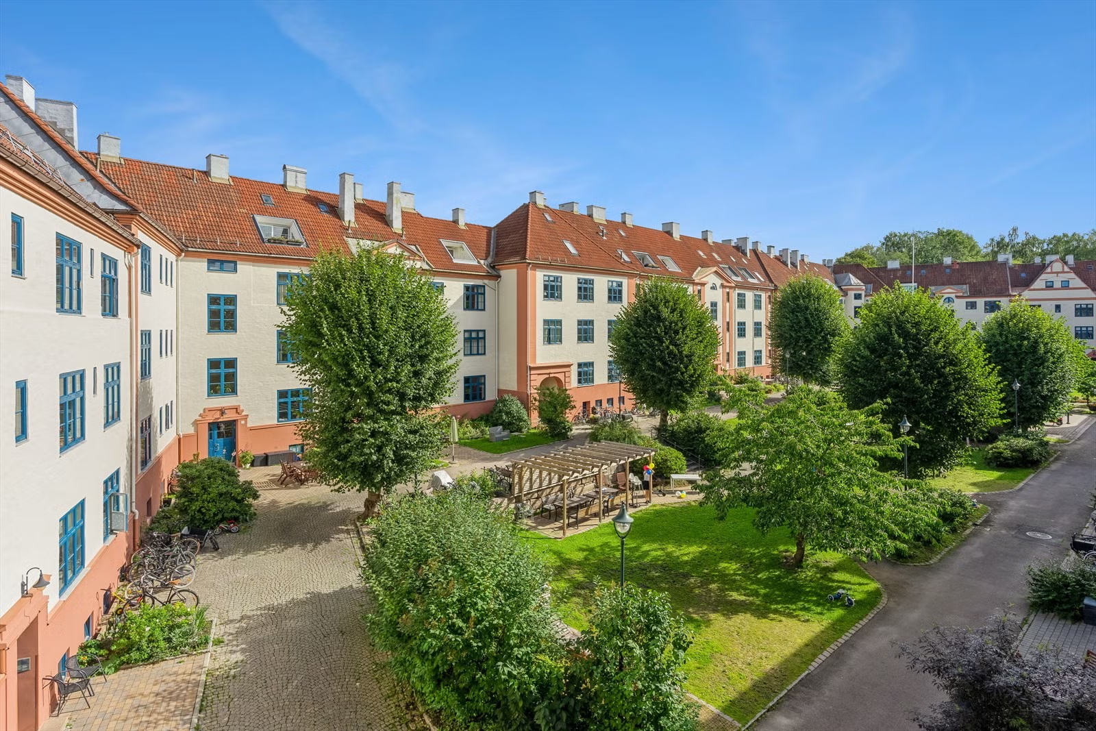 Midt i det urbane finner man en frodig bakgård, hvor grønne omgivelser skaper ro og balanse. Galleribilde