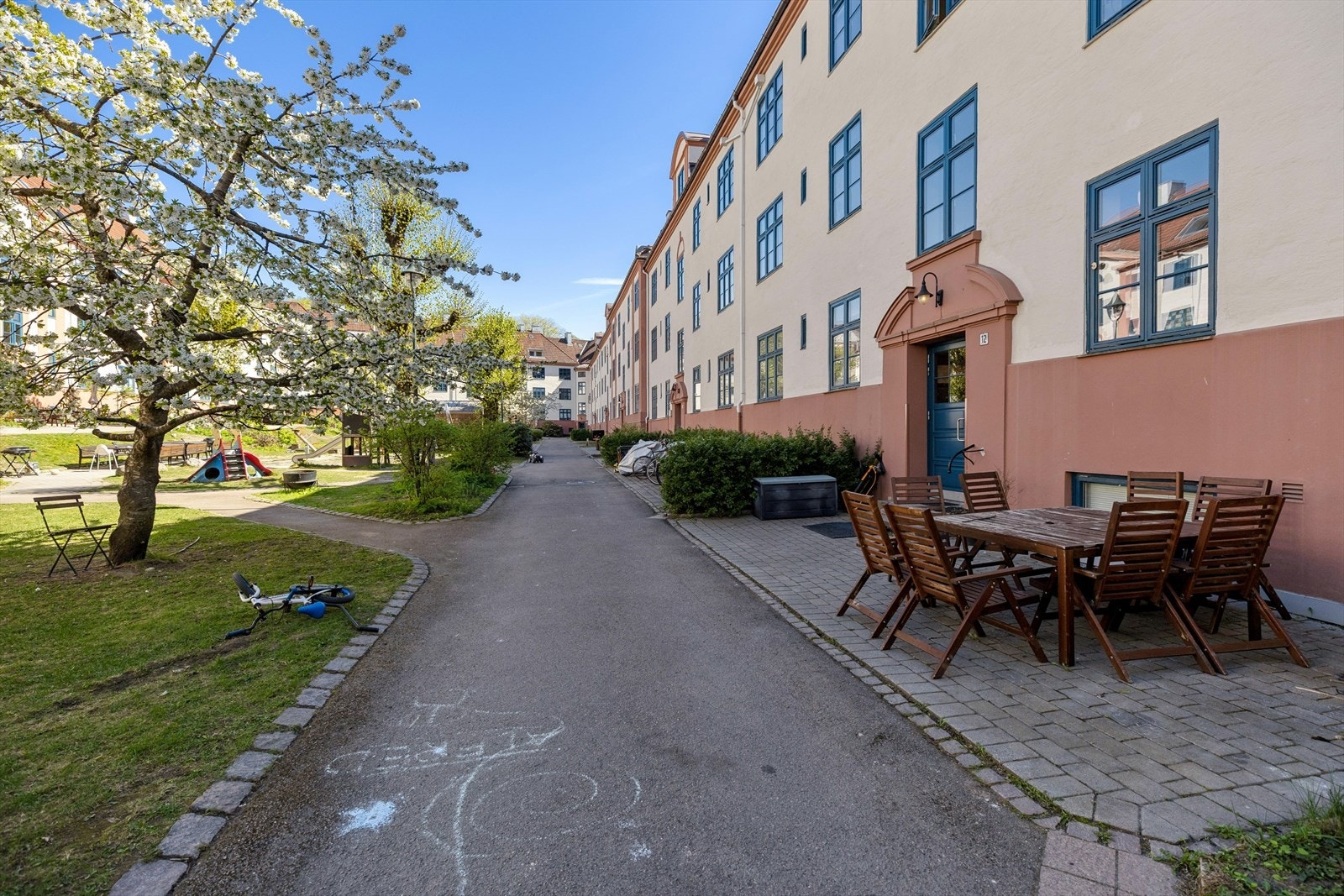 Bakgård. Galleribilde