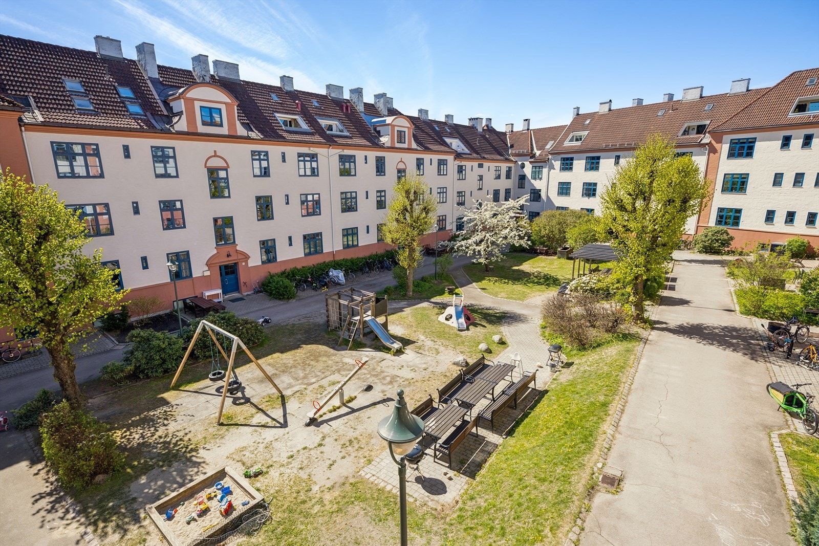 Her bor man tilbaketrukket i idylliske og parkmessige omgivelser, samtidig som man har alt av fasiliteter rett utenfor dørterskelen. Galleribilde