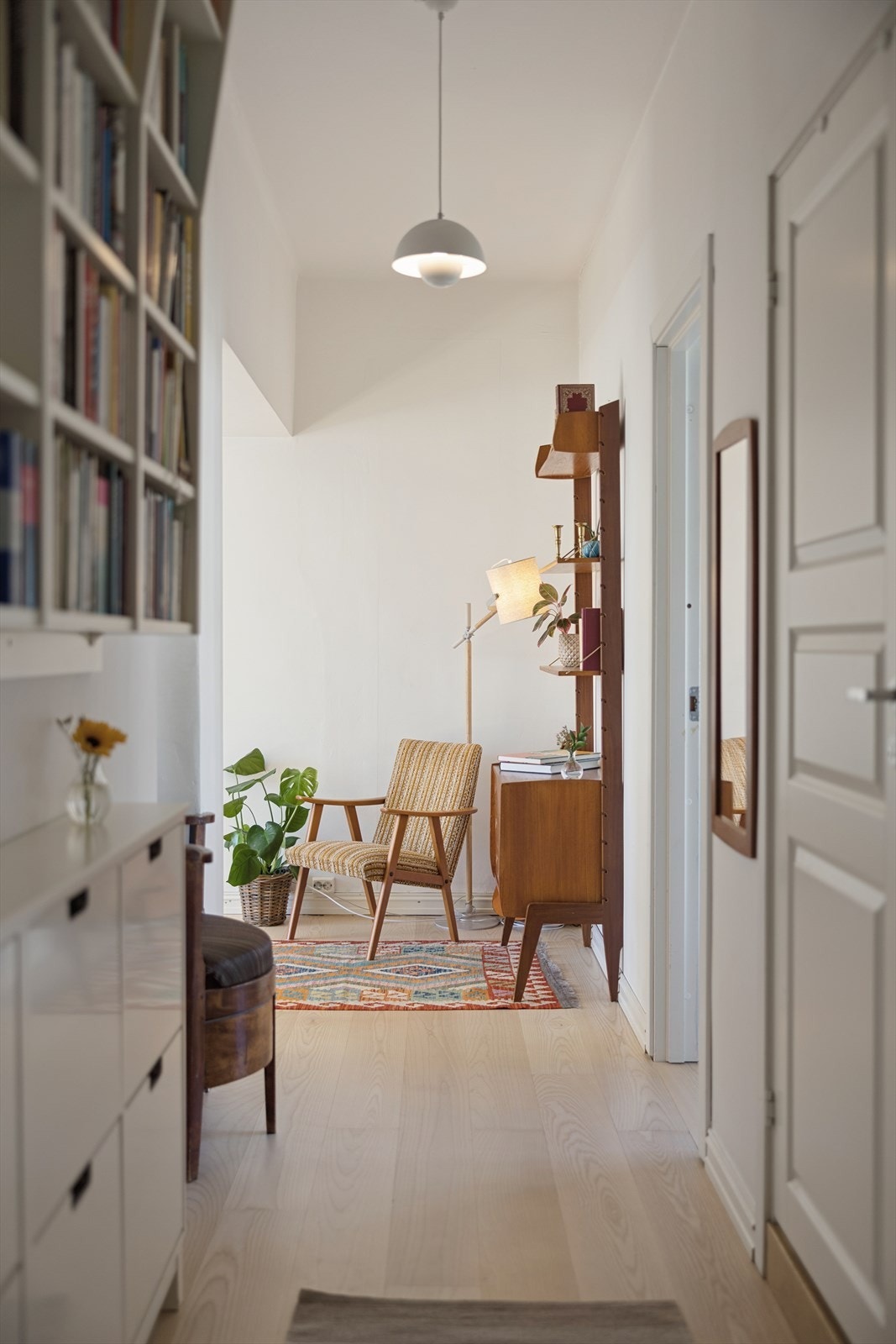 Den romslige entréen gir et godt førsteinntrykk av boligen og binder rommene naturlig sammen. Her er det plass til både oppbevaring og en hyggelig sittekrok. Galleribilde