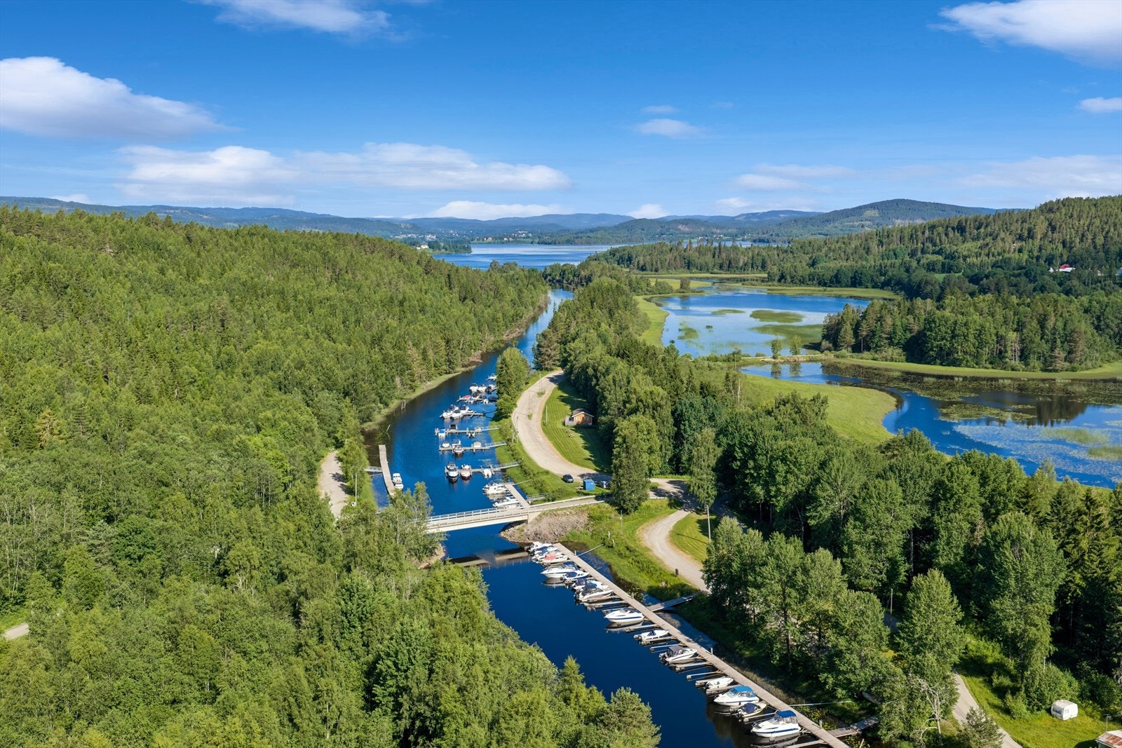 Eiendommen har nærhet til Storsjøen med båthavn og fine rekreasjonsområder. Galleribilde
