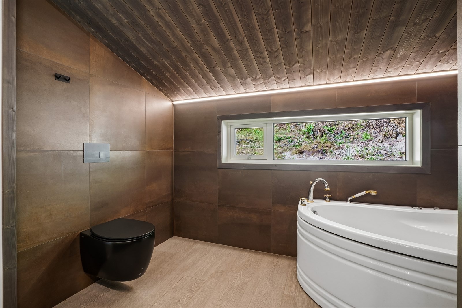 Badet har veggmontert toalett og et nytt 3-lags vindu fra 2023. Galleribilde