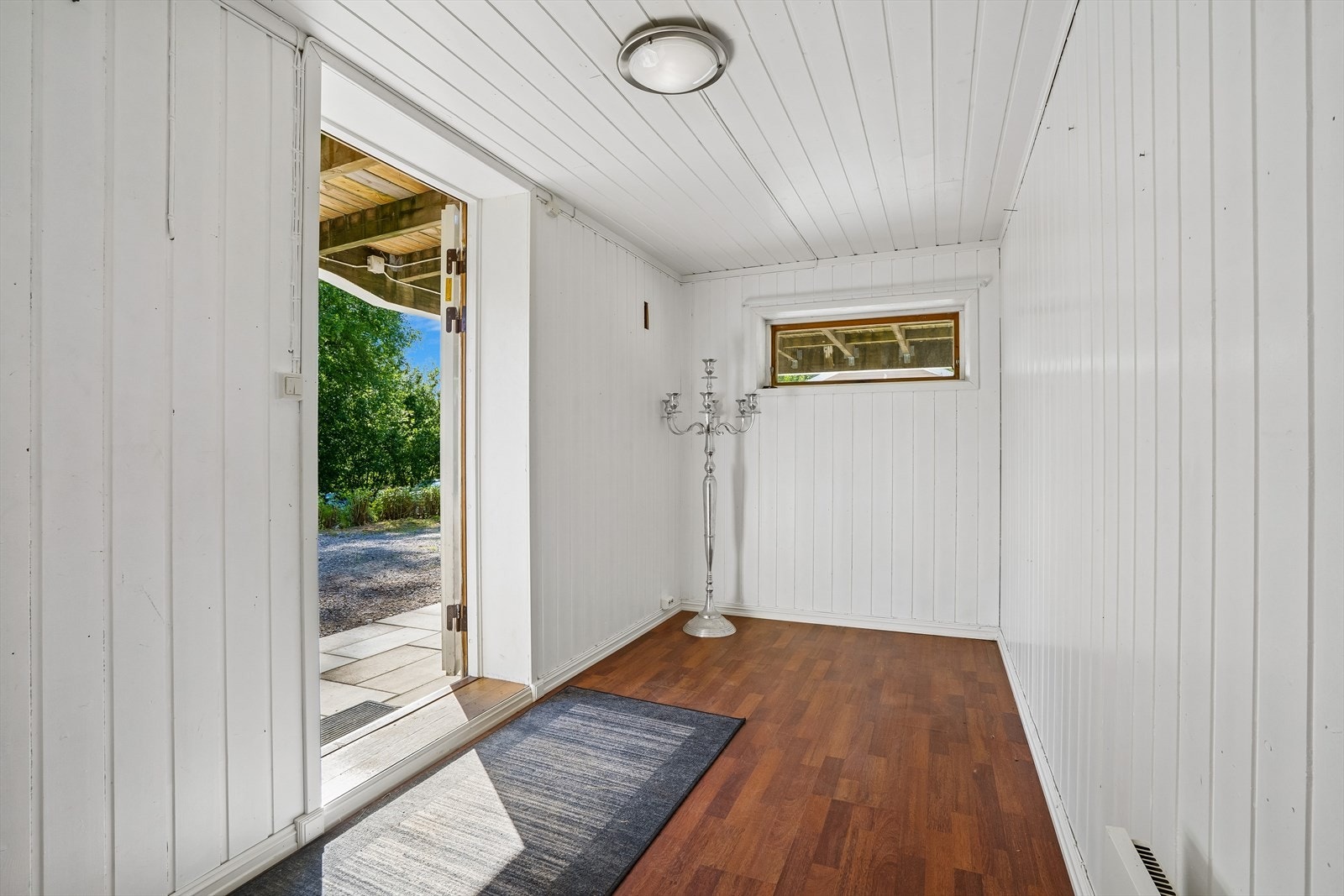 Lys og praktisk entré med plass til å henge fra seg yttertøy. Galleribilde