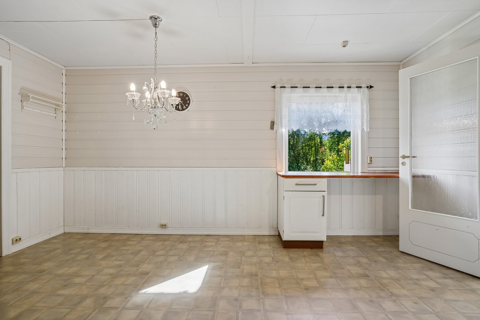 Kjøkkenet er utstyrt med oppvaskmaskin, komfyr og kjøleskap/fryseskap. Galleribilde