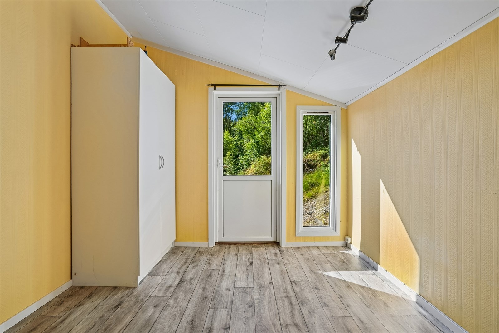 Dette rommet har også egen utgang til baksiden av huset. Galleribilde
