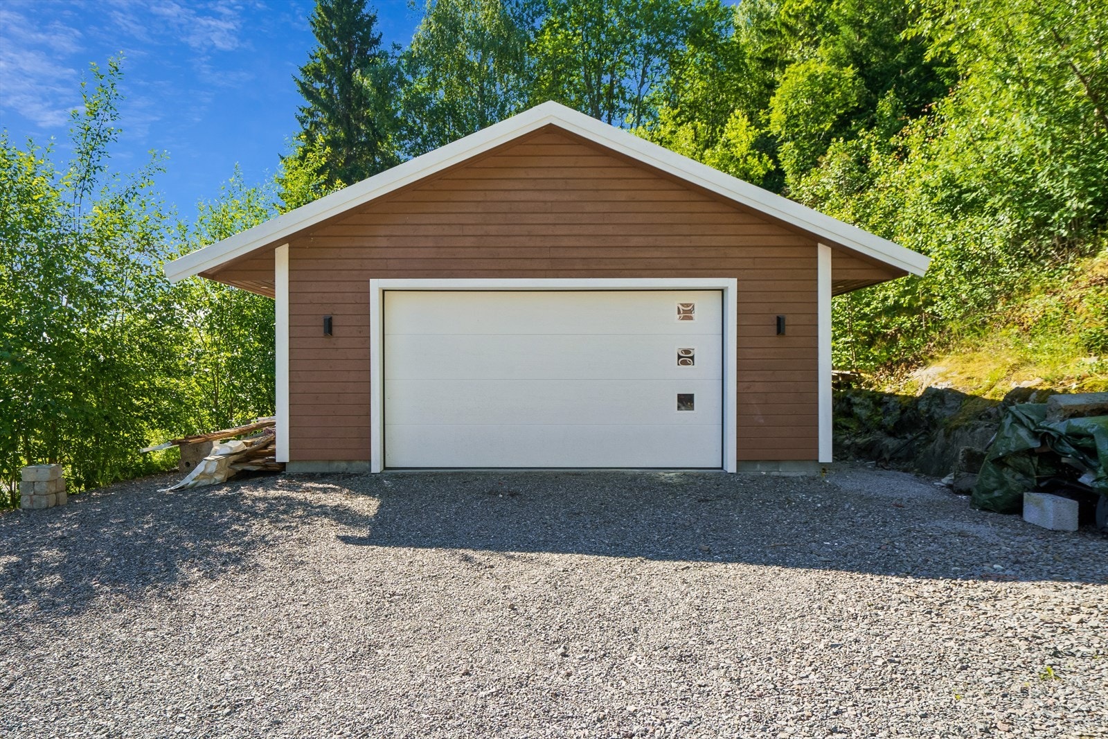 Nyere, frittstående garasje på 45 m² med elektrisk leddport. Galleribilde
