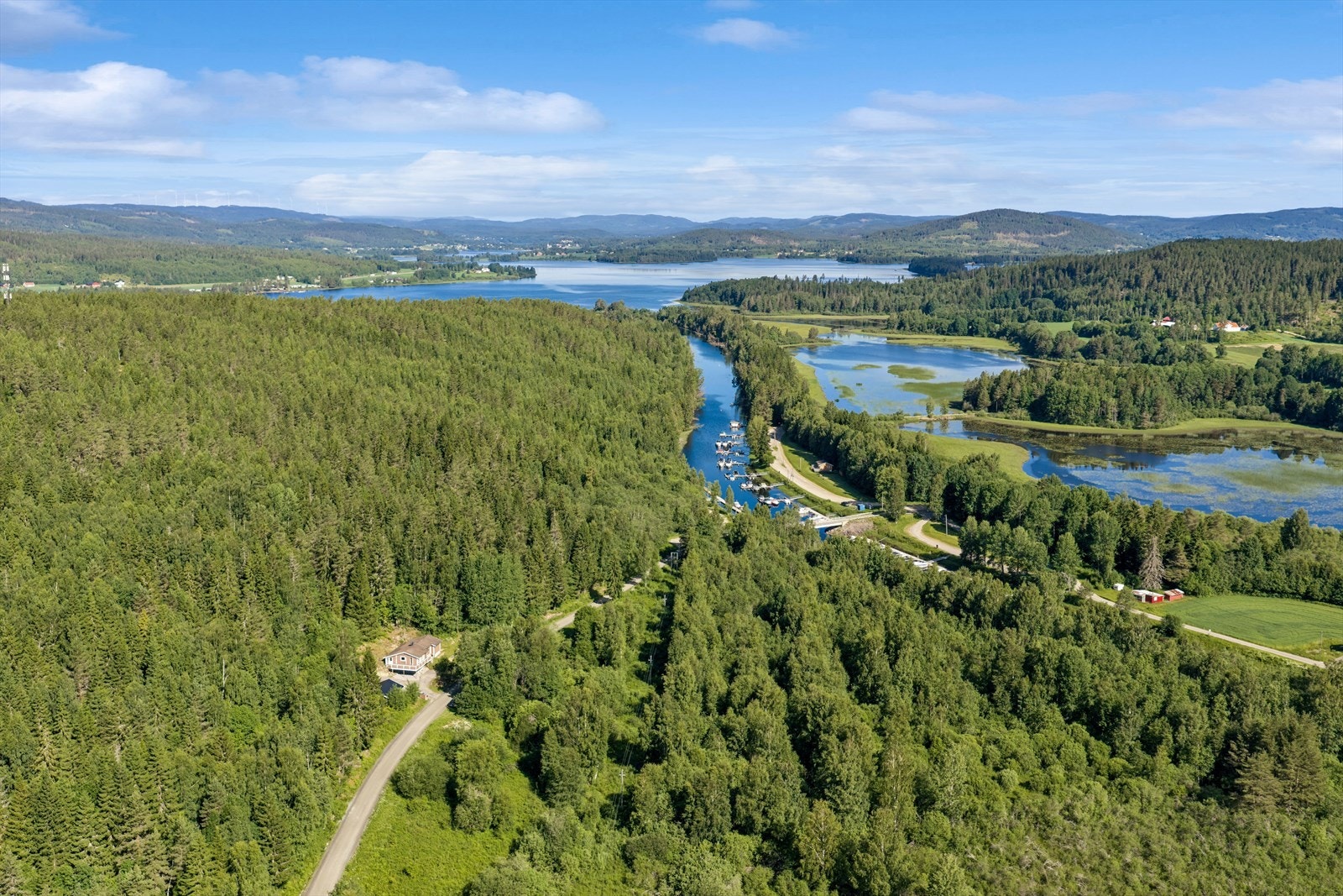 Omgitt av skog og natur, med kort vei til turmuligheter. Galleribilde