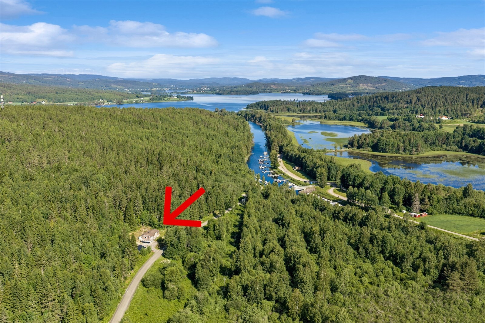 Velkommen til Ringåsvegen 436! Omgitt av skog og natur, med kort vei til turmuligheter. Galleribilde