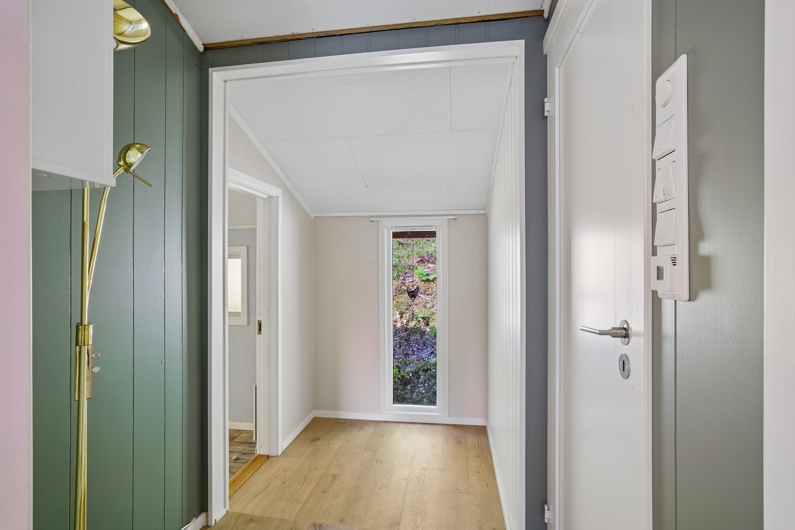 Gang som binder sammen soverommene og badet i hovedetasjen. Galleribilde