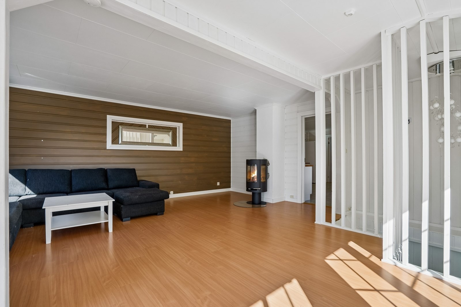 Stuen har god plass til en romslig sofagruppe. Galleribilde