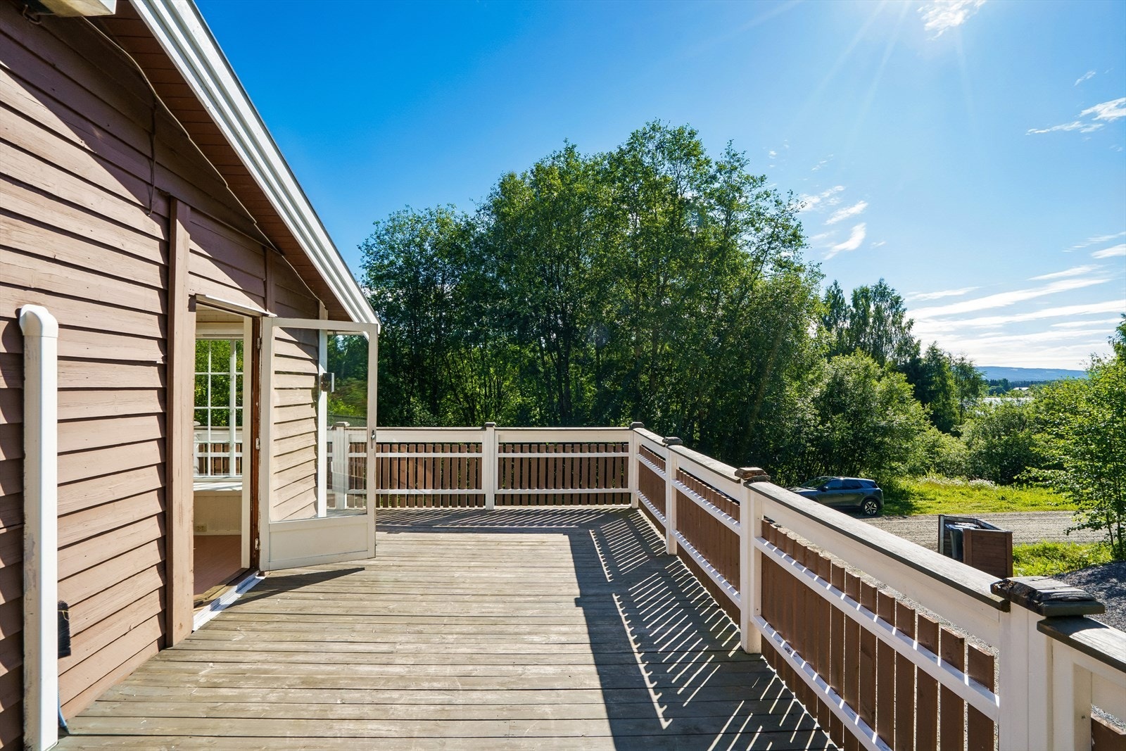 Stor terrasse på 29 m² med god plass til utemøbler og grill. Galleribilde