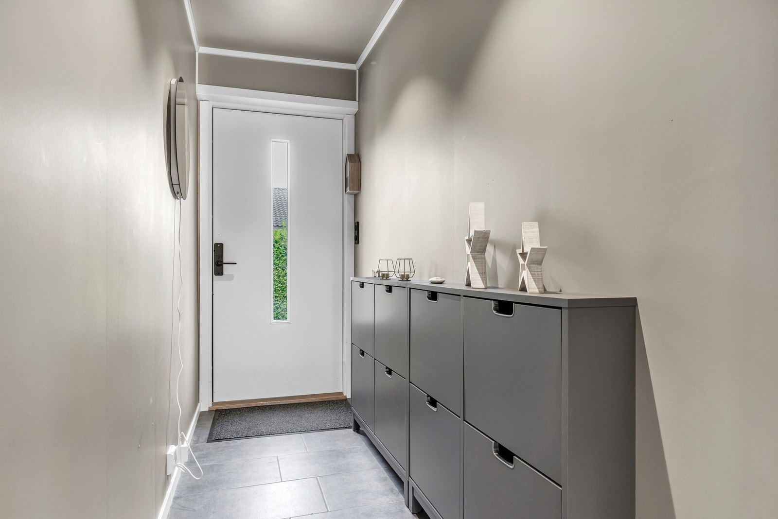 Velkommen inn i en lys og funksjonell entré. Galleribilde