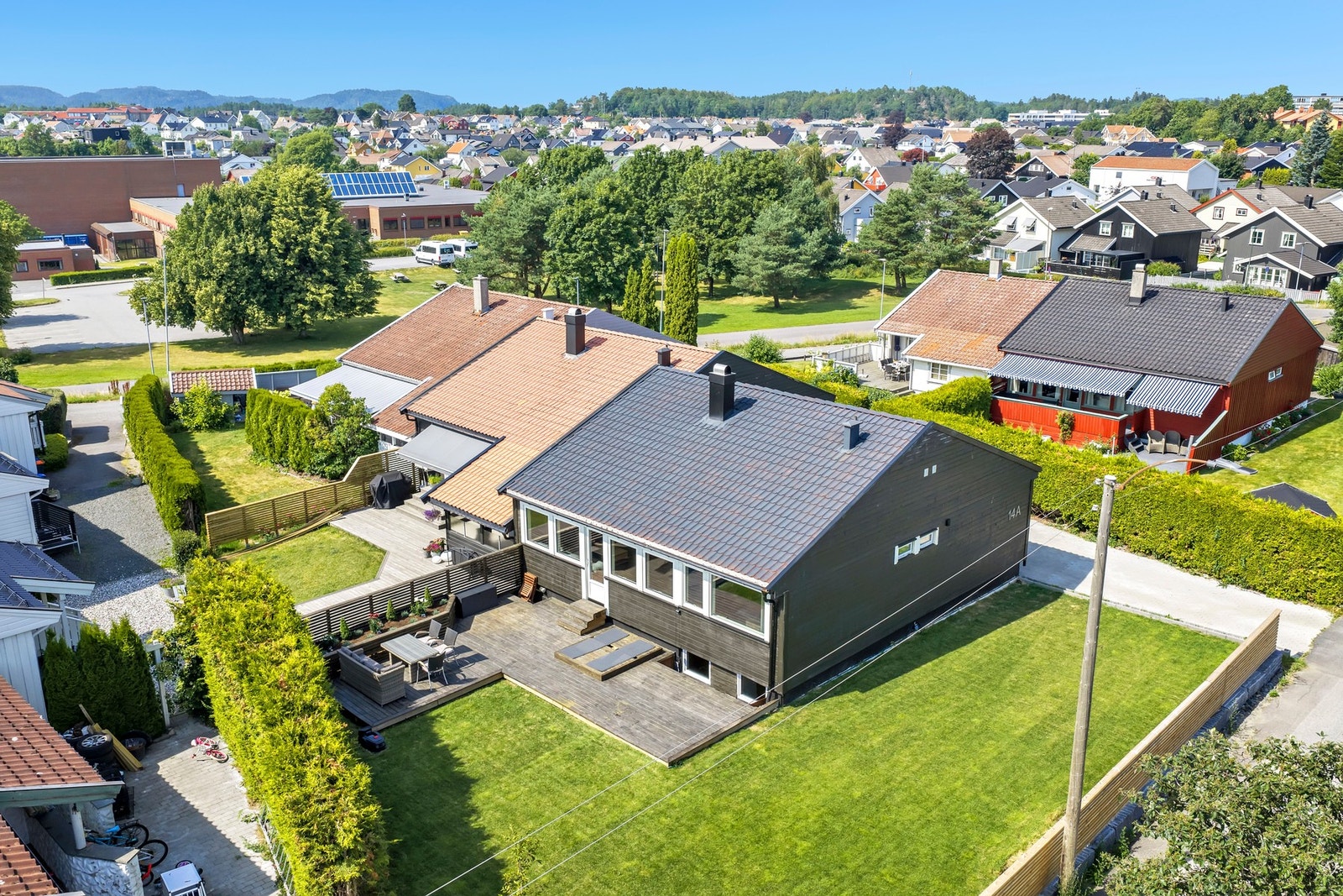 Solrik hage med gode solforhold gjennom dagen. Galleribilde