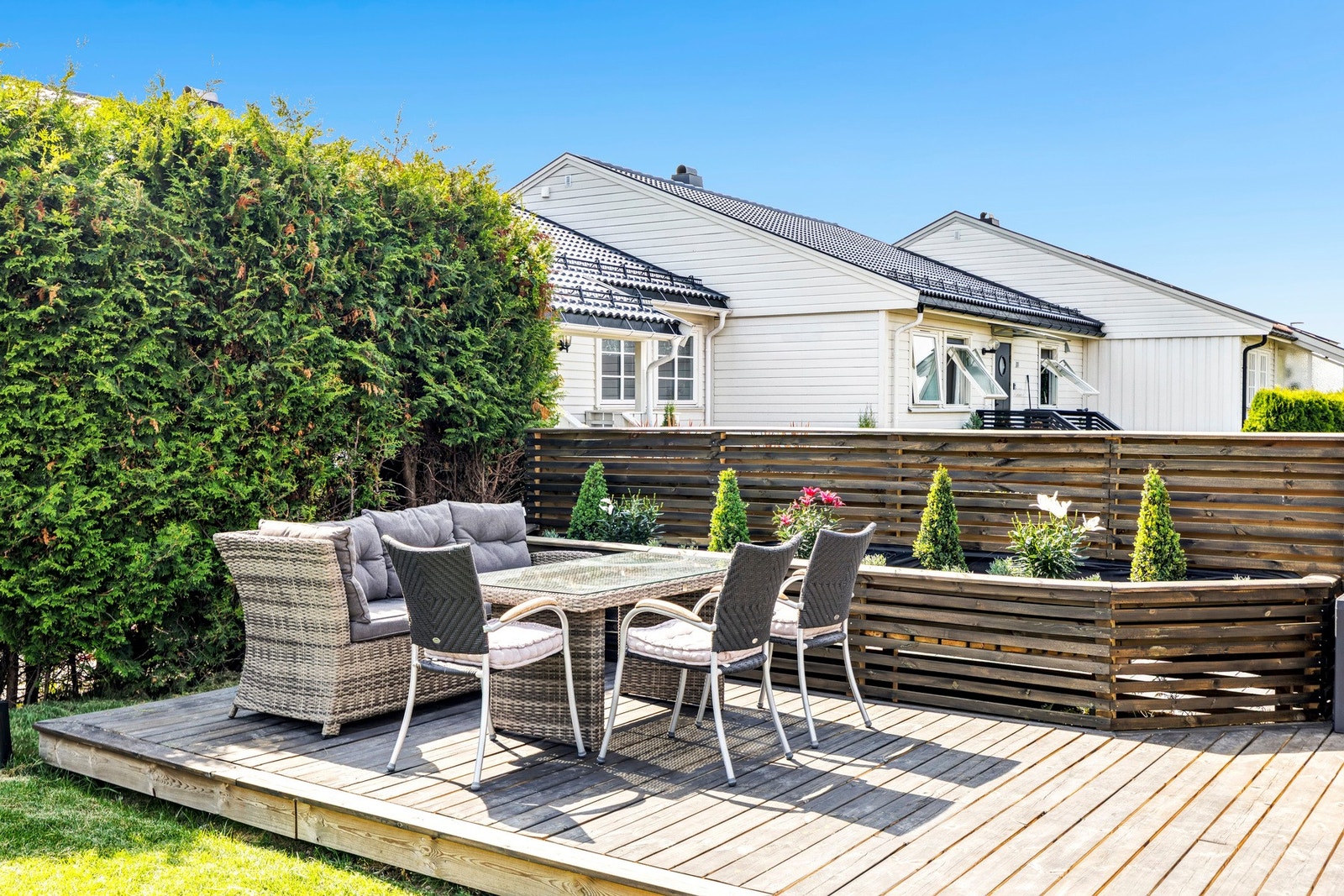 Boligen har en solrik terrasse med god plass til både spisegruppe og lounge - et perfekt samlingssted for familie og venner. Galleribilde