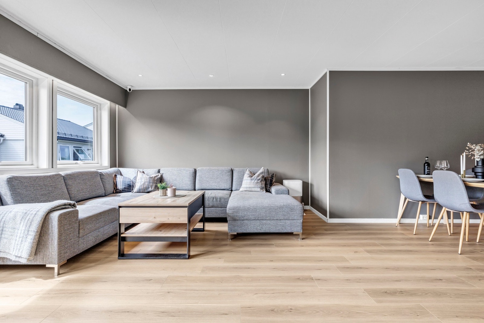 Romslig stue med god plass til en stor sofagruppe hvor hele familien kan samles. Galleribilde