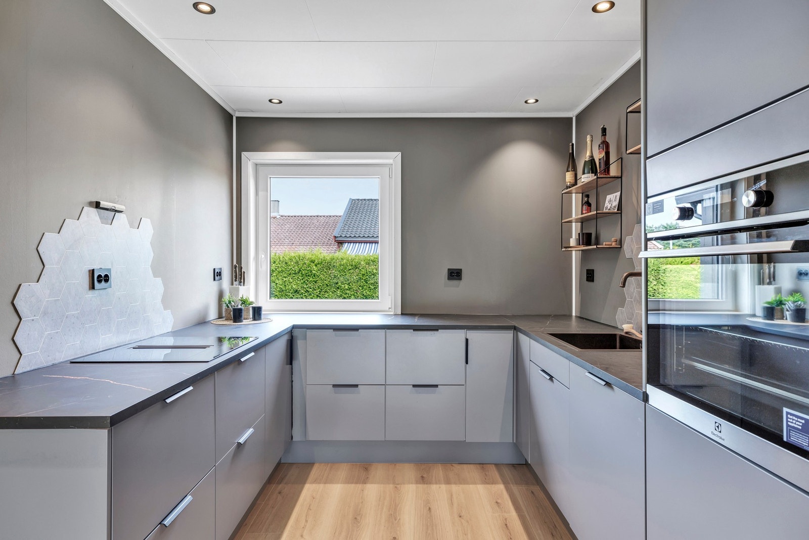 Velkommen til Jerpeveien 14A - en stilren bolig med moderne løsninger og gode uteplasser. Foto: Boligbilder AS v/Fredrik Wiig Galleribilde