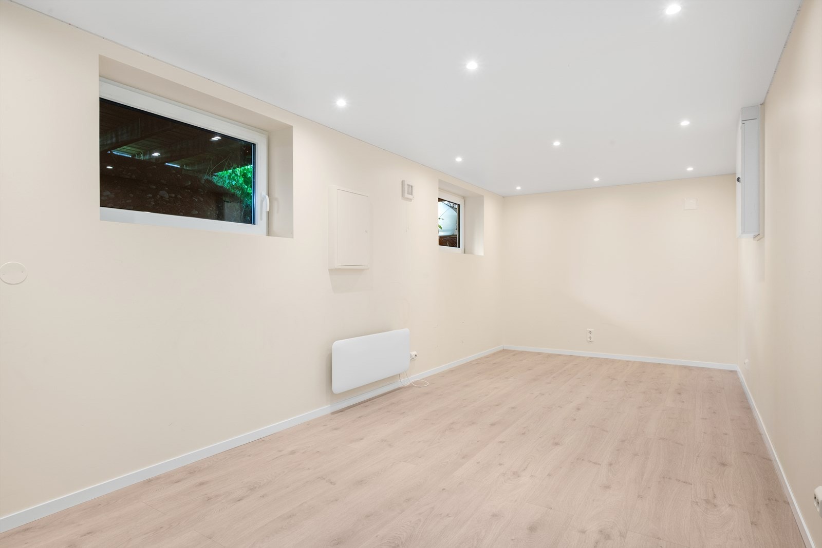 Romslig kjellerstue på 16,3 m² i sokkeletasjen. Galleribilde
